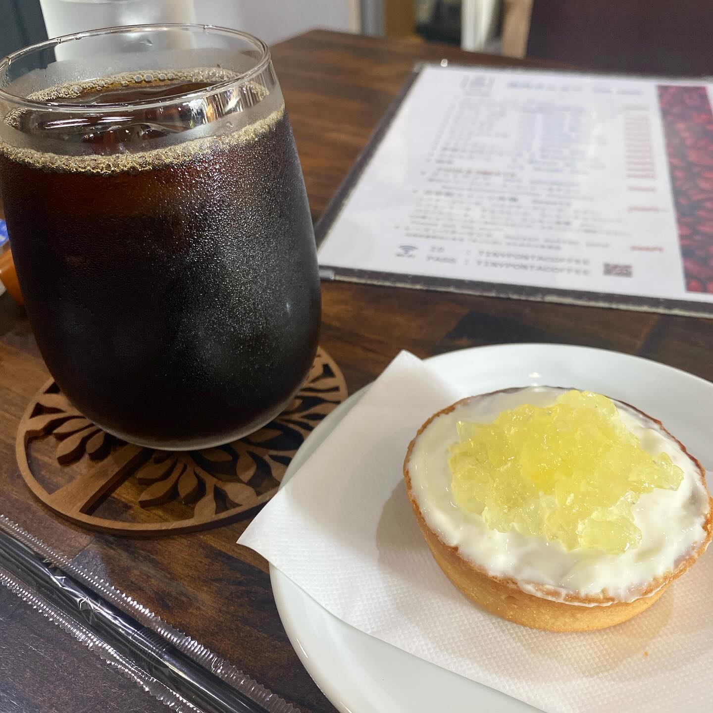 昼ごはんを食べたら眠くなる…しかし昼寝をすると寝過ごす自信があったのでぶらぶら徒歩5分のところにある自家焙煎珈琲のお店TINY PONTA COFFEE さんへ…自分でコーヒーを淹れるのも嫌になる暑さこんなに近くに美味しいコーヒーが飲めるお店があってよかった。アイスコーヒーにオススメのレモンタルトもつけたった！
実は偶然、先日、こちらの店主さんがウチのお店に来たのだ…お客さんとして話しているうちに、実はお店をやってまして…え、ウチの近くの！行ったことあるよ！と盛り上がったり。深大寺の本店は焙煎するための場所なので全くオシャレさは無い雑然とした空間　笑　けどコーヒーが美味しいことに変わりはない。デザートも頑張って作っておられて、デザート作る談義でしばし盛り上がる。理屈っぽいところが気が合う気がする　笑