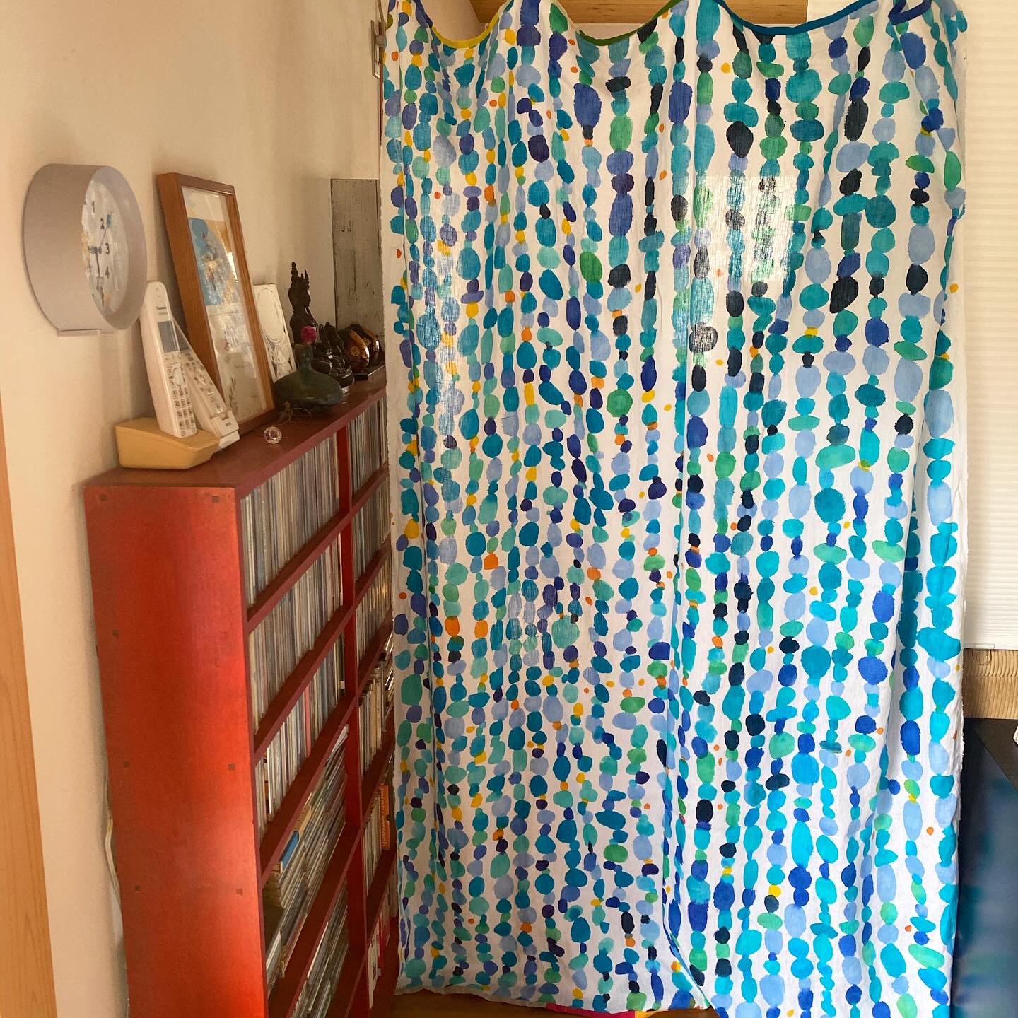 昨日、うつわどころくるみさんのDoucatty展で手に入れた「宝石」…！ とりあえずリビングとキッチンの間のカーテンとして。
寝室のほうが長さ的に良いかな、と思いつつ、今シーズンはとりあえず夏らしくこの場所がお似合いかな。良いものは飽きずにずっと愛でられる。