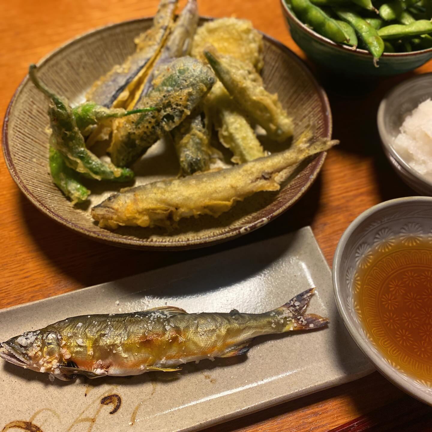 先週は週末がめちゃくちゃ忙しくありがとうございました体力の限界まで働いたどー。
okayanの弟あっちゃんが、また釣りたての鮎を送ってくれたので、今度こそ塩焼きで！さらに天ぷらにしてみた。もちろん旨い！天然の鮎を釣ってくれる身内のありがたさよ…
今日はゆっくり選挙後の動向など眺めたいと思います。
とりあえず、想像力に欠けた、声の大きい人が勝つ政治はやだね。弱きものや声の小さいものを救えずに、国は何のためにあるというのだろう。