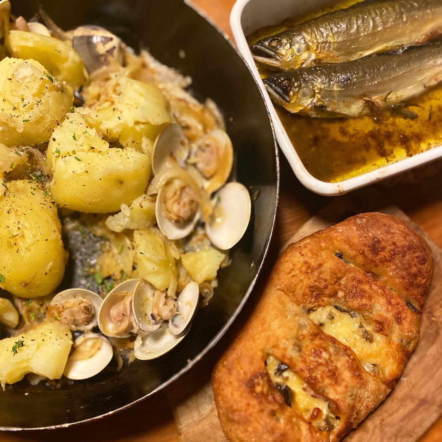 今夜は張り切り気味で晩酌…あっちゃんの釣った鮎のコンフィと、ジャガイモと蛤のエチュベ、冷凍しておいたsiroさんのパンに、ライダーのタケウチ夫妻に21周年のお祝いにいただいたモエシャンを開けさせていただきます（店で開けても飲める人がほんのわずかのため、持ち帰らせていただきました！）