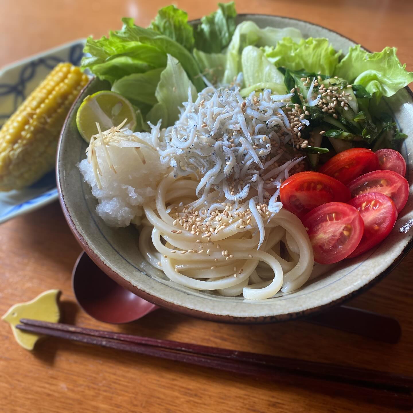 先週はもうひとつ暇でしたね…週末はまあまあ盛り上がりましたが。天気には勝てぬ。
ツレアイokayan気合いのサラダうどん。きゅうりは大葉と合わせて塩もみする念の入れよう。すだちの切る方向が違ってるのはご愛嬌！
天気は思ったほど悪くない。午前中のうちに日赤へ行って親知らずを抜いたあとの薬の入れ替えもやってきた…また来週も行かねばならない。