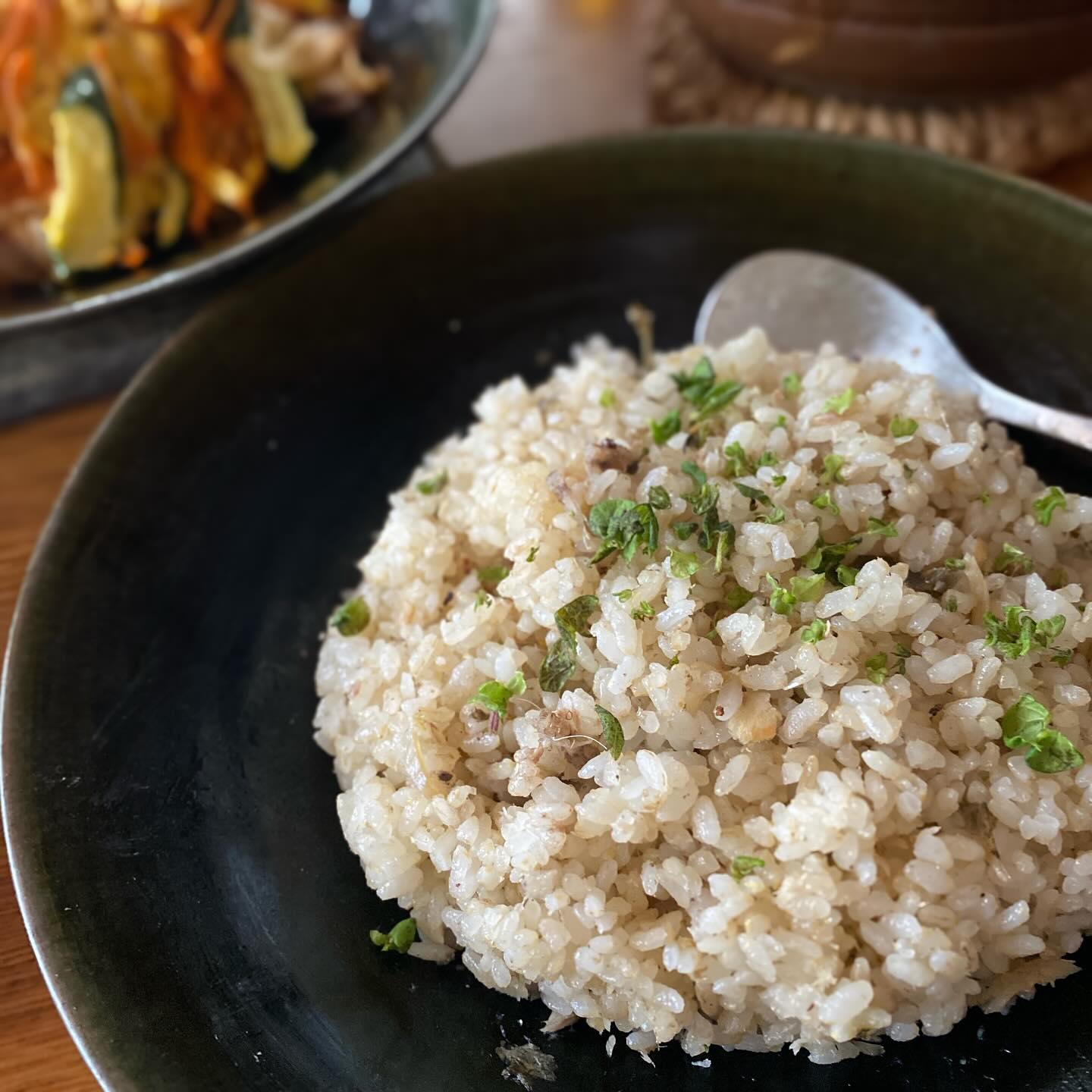 昨日の夜は暑い中、運動しすぎたせいかぐったりして、晩酌せず…その反動で今日は早起き、張り切って昼ごはん。
okayanの弟、天才的狩猟民族のあっちゃんが今年始めた鮎釣り正月に帰省した時に鮎釣り始めると聞いて、食べたい食べたいとねだっておいたので…送ってくれました、あっちゃんが釣った鮎！
地元を流れる高津川は、清流日本一にもなったことがあり、鮎釣りの全国大会が行われるという清流…そこでヘビに追いかけられながらあっちゃんが釣った鮎を、すぐに食べられないのでコンフィにしておいたのだ。
スタッフに少しお裾分けして、今日のお昼はご飯に混ぜ込んで鮎ごはん。夜はそのままワインにしようか、日本酒にしようか…！
あっちゃんありがとう、めちゃくちゃ美味しいよ。