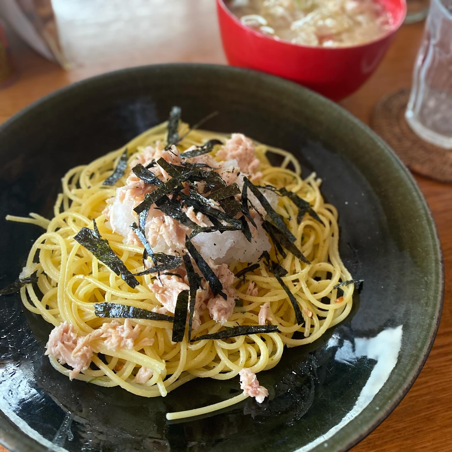 写真にするとパスタに見えない　笑　okayan一人暮らし時代の得意料理、大根おろしとツナのパスタ。たまごスープまでついてる。よくがんばりましたね、この暑い中🥵