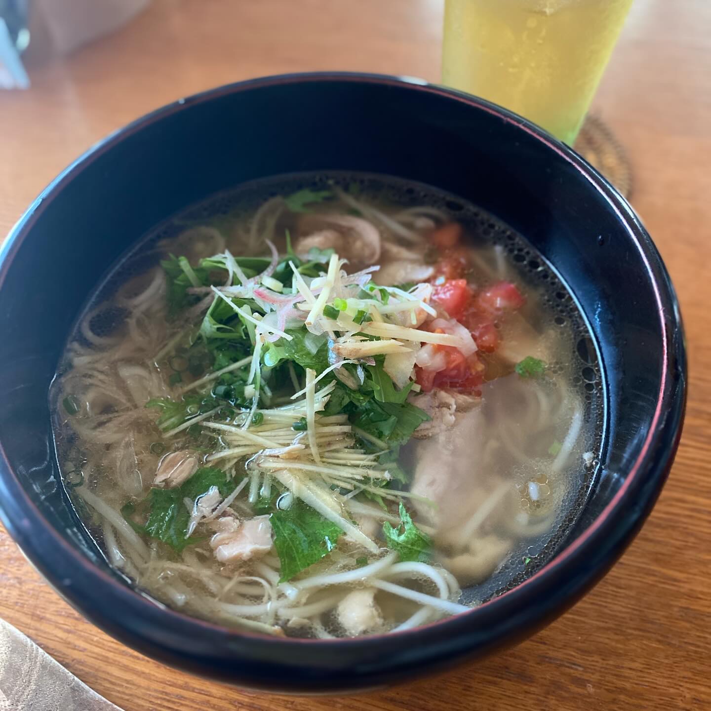 昨日は楽しく飲みました♪ しかも悪ノリしないで日が変わる前に解散という奇跡
本日はワタシは元気だけど、あまり元気がないokayanのために、蒸し鶏で取れたスープで作った鶏だしにゅうめん。香味野菜を色々のっけてさっぱりと。
さあ、今日はゆっくり、ちょいとプランニングなども。