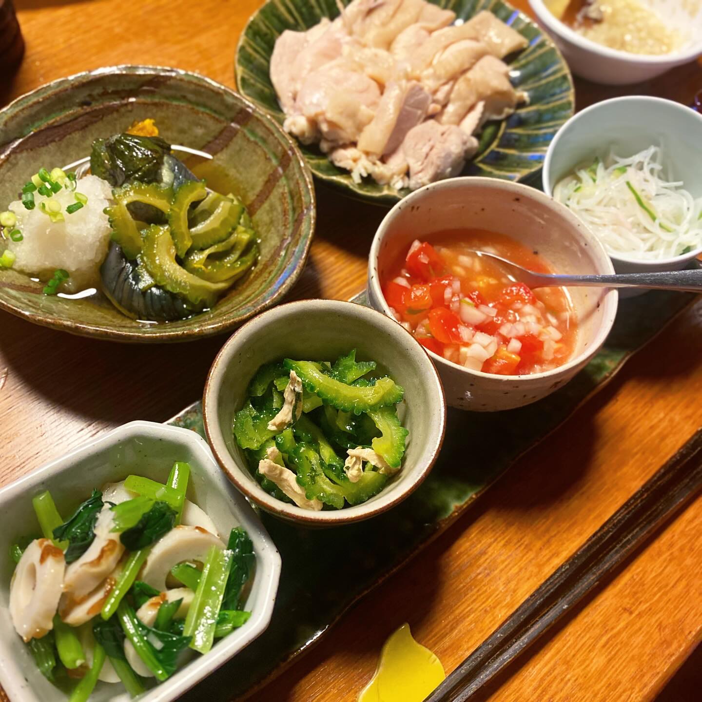 お休み初日は、たいていお店の残り物を肴に晩酌することになるわけで…でも今回は残り物が出ないように入念に考えたので、そんなに残り物は出なかった。
で、今夜のリトスタっぽい晩酌は、ちくわと青菜のナムル、ゴーヤと蒸し鶏のサラダ、春雨サラダ、トマトと青唐辛子のマリネ、あげびたしのサラダ。そしてメインには広東式蒸し鶏を作りましたよ。
今夜は日本酒でゆっくりさせていただきます♪