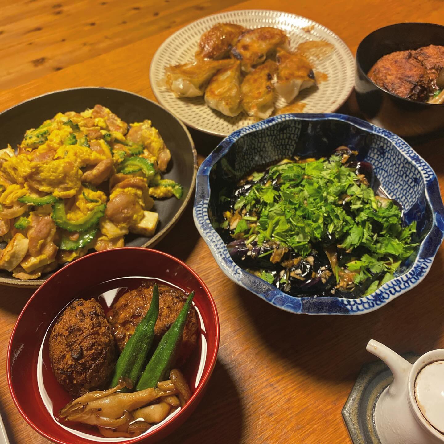 なんだか暑いし、何もできずに1日ダラダラと過ごす…何もしたくなくても冷蔵庫に使わねばならない食材はある。店で余った消費しなければならない下ごしらえ済みのものなど。
で、ゴーヤチャンプル、先週作ったギョーザ、リャンパン茄子、がんもの揚げ出しと頑張っちゃったよう！偉いぞワタシ、今週も明日からお仕事がんばるぞ！