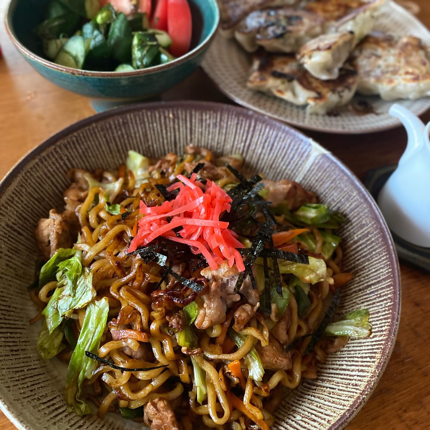 いや、先週は忙しくてありがとうございましたー！の定休日の昼ごはん。世間様もお休みですね、我々は人混みに慣れてないので家に引き篭もります。
okayan気合いの焼きそばと先週包んで焼いてなかったギョーザ。びいるを開けましょ、そうしましょう！