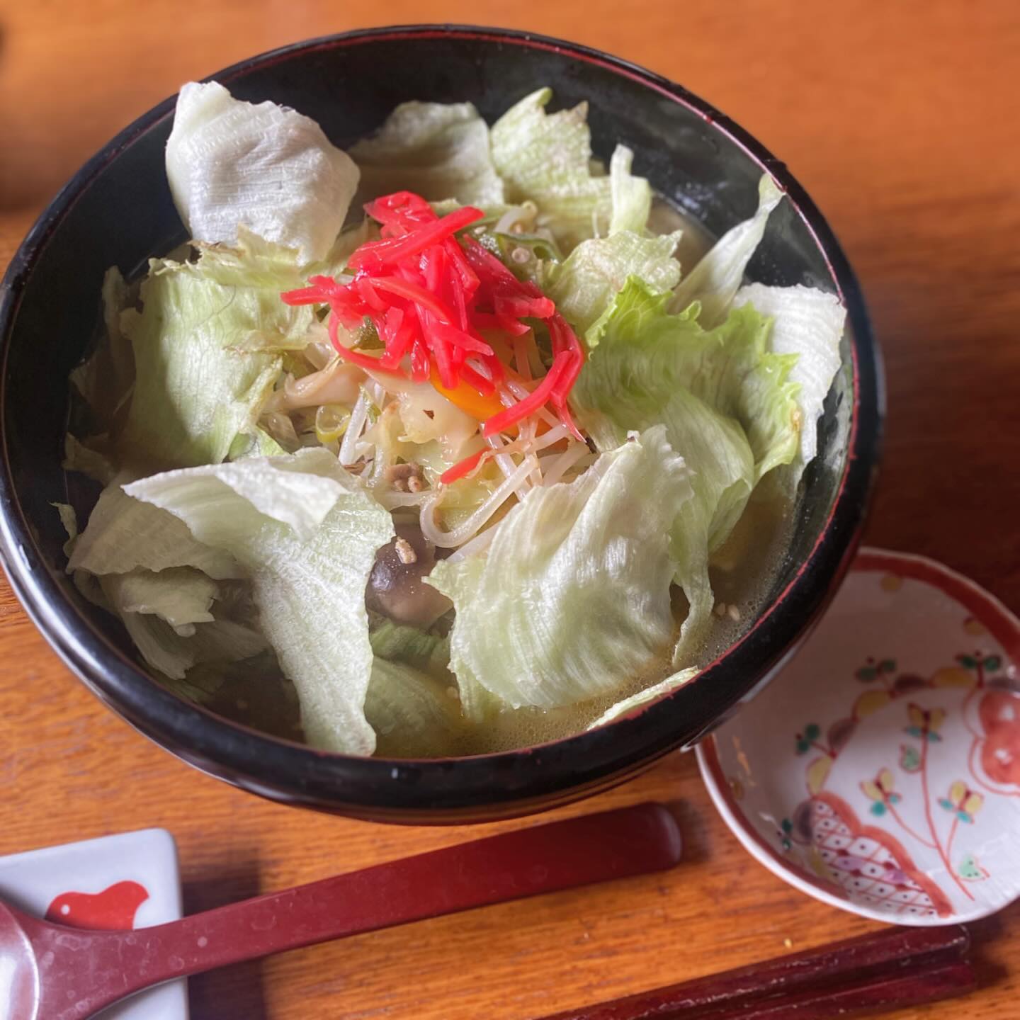 ツレアイokayanが定期的に作りたがるレタスラーメン。ちょいと酢を入れてサンラータンメン風。