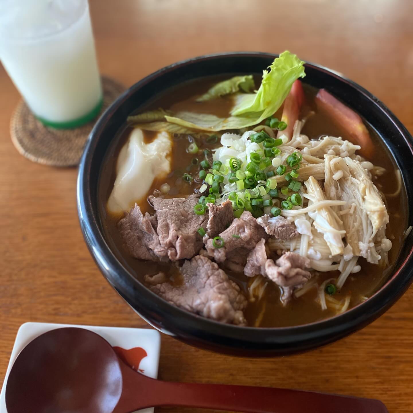 お盆休み2日目、okayan渾身の、夏の牛しゃぶカレーうどん。本格讃岐うどんに、あらゆる健康に良さそうなものがのってる　笑
今夜は、先日豪華な割烹ディナーをご馳走してくれた開店当初からのお馴染みのお客さんの娘ちゃん（生まれる前から知ってる）が秋から留学するので、その壮行会。
腕によりをかけてご飯を作る、予定！