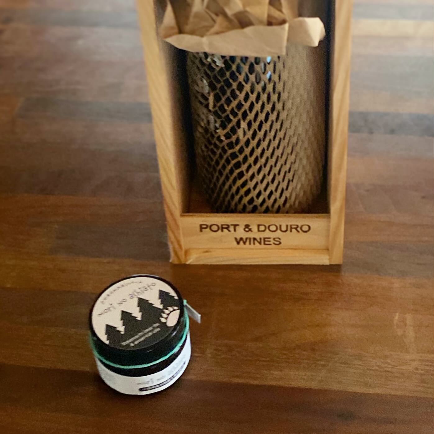 早めのお誕生日プレゼントをいただいてしまいました♪
次会う時はお誕生日過ぎてるから！と、チカちゃんからは「クマオイルスキンバーム」、十日町のユリちゃんが作っているのを見て、欲しいと思っていたのだ！ありがとうチカちゃん…そしてユリちゃんの仕事？いつも素晴らしいです。
誕生日がワタシと1日違いの、リトスタきっての食通なお客様、Ｈさんからはポートワイン！　ワタシがバスクチーズケーキを作っていた時に、これはポートワイン合わせなきゃ！持ってくるねーとおっしゃられていた…で、はい誕生日プレゼント！と昨夜いただきました。これはバスチーを手に入れるか作るかして飲みますね。
思いがけず誕生日ウィークが始まって、楽しいやら、ありがたいやら。
今年も楽しく歳を取れそうです！