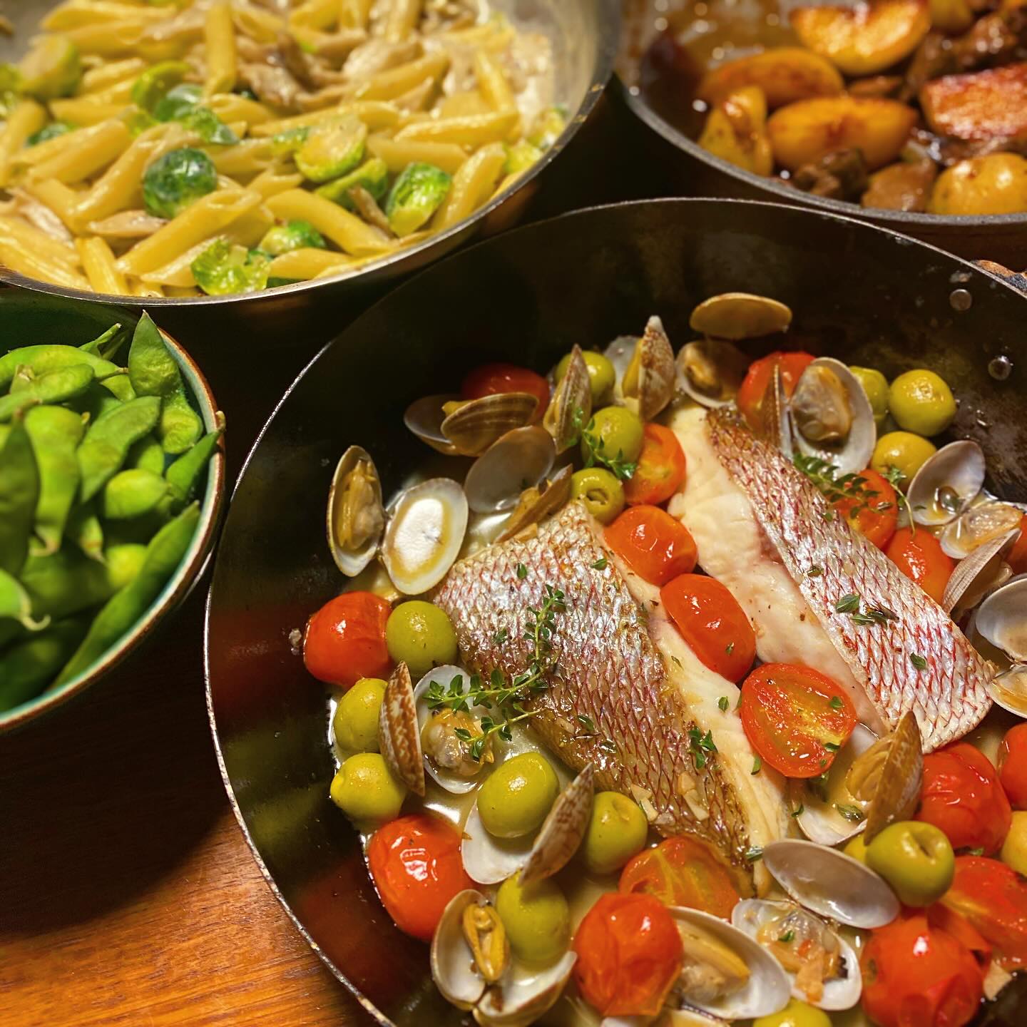 チョット、オクさん今日は本気じゃないのー？ってくらいなぜか気合いの晩酌。お店の残り物のじゃがいもと鶏レバーのバルサミコ炒め、よし今日はワインだと、真鯛のアクアパッツァ、そしてクリーム系が欲しいな、と芽キャベツとマイタケのペンネ・ゴルゴンゾーラソース,イタリアンな感じでワイン開けましょ、そうしましょう。