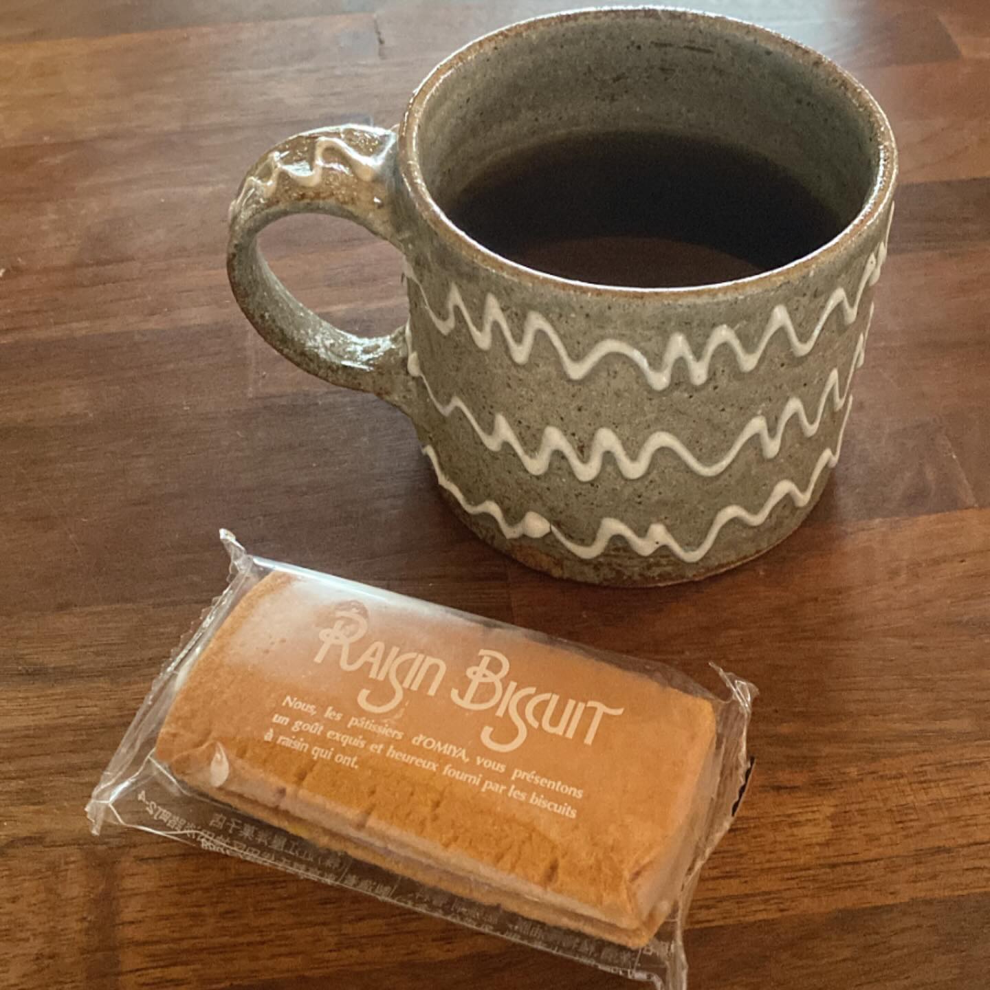 昨日は満足しすぎて早寝…そのおかげで今日は珍しく早めに起きた、けど、午後から友人と昼飲みするので、かる〜く朝ごはんがわりを。
スタッフのシンコさんが誕生日にプレゼントしてくれた近江屋洋菓子店のレーズンサンドと、ぬまっち・ウメさん・いのっち連名でお皿とカップをいただいた、そのカップはぬまっちの推し齊藤十郎さんの作。たっぷり21分アイスティを入れて優雅な朝。