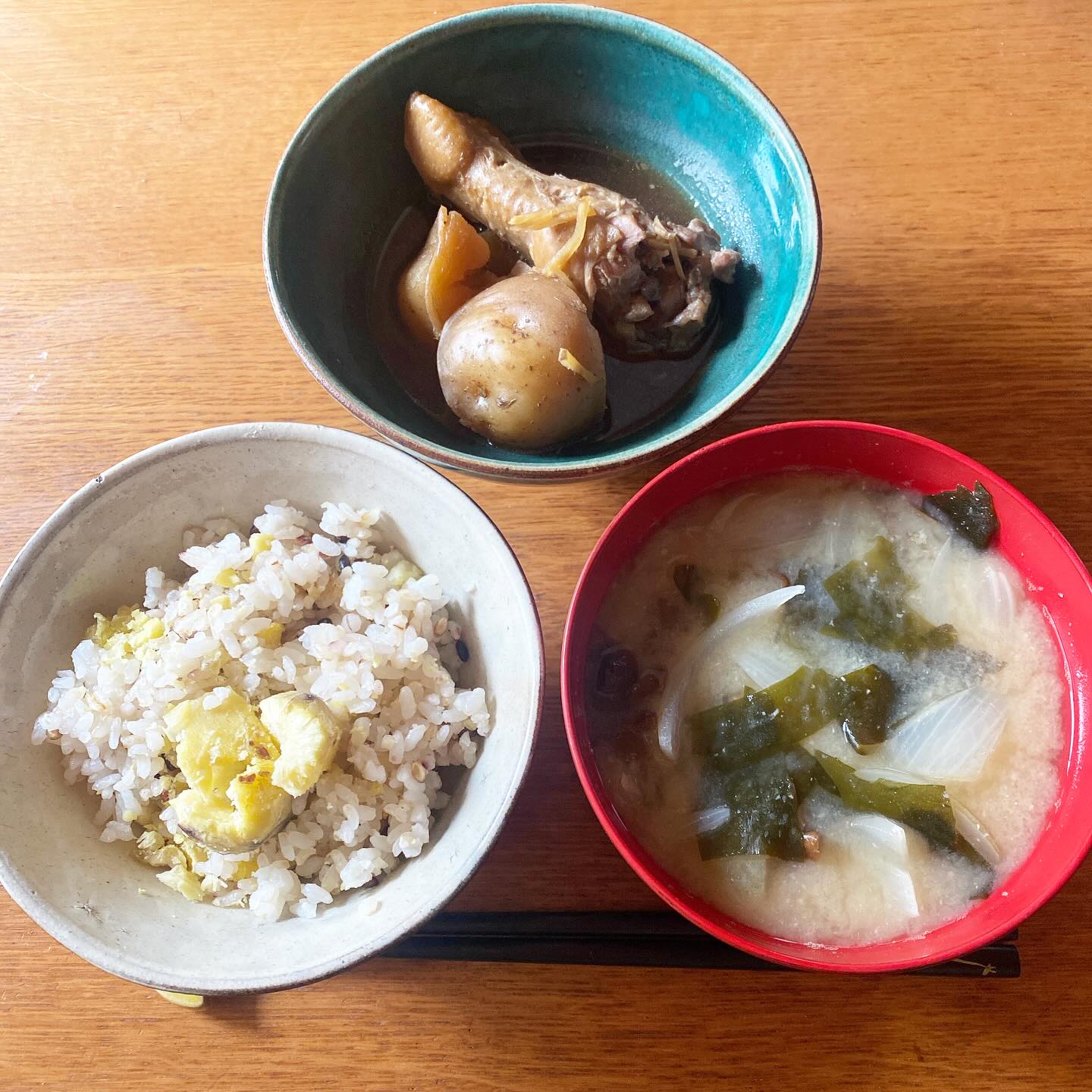 正しい昼ごはん。先週作った栗ごはん、手羽元とじゃがいもの甘辛煮。具沢山のお味噌汁でサクッと食べて。
今日は美容院からの歯医者でクリーニングして、夜はフレンチや！