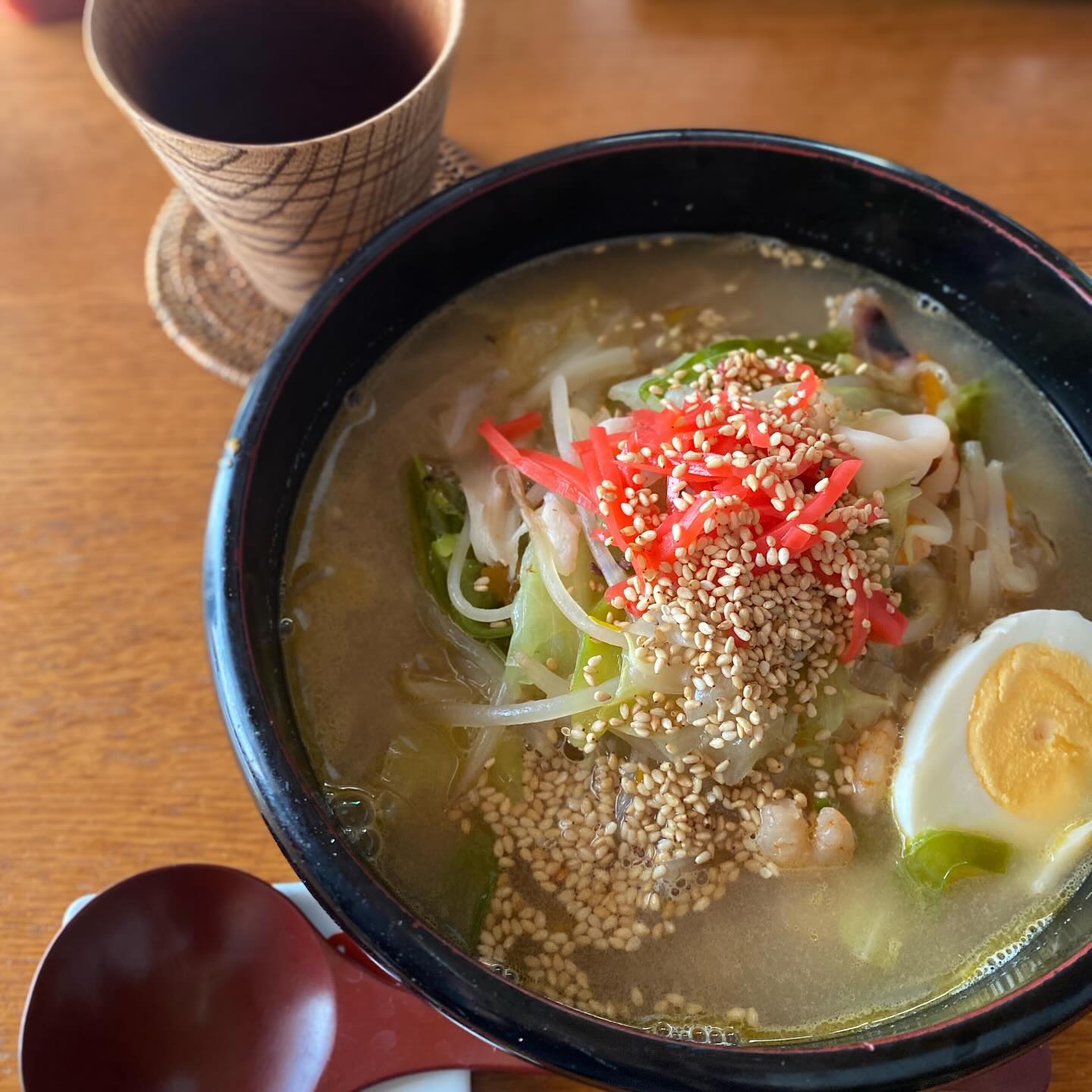 昨日は夜、吉祥寺で美味しいという評判を聞いたお好み焼き屋さん…鉄板焼きやさん？に行って来た…まあ、美味しいですよ？美味しいですけど、お好み焼きだからなぁ…自分で作れるレベルを大きく超えてこないとなかなか絶賛できない面倒な客なワタクシ。自家製ピクルスが美味しかった。
その帰り道、閉店前のクイーンズ伊勢丹で値引きされていた平打ち麺を買って来て、okayan特製ちゃんぽん。板についてる美味しさ、麺がまたなかなか美味しい。