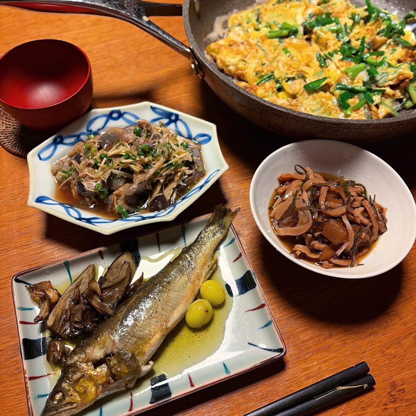 少しだけ休日出勤…そして帰っておウチの晩酌…okayanの弟あっちゃんが釣って送ってくれた今年最後の鮎をコンフィで！　お店のメニューからお気に入りの揚げ茄子と干物のサラダ、冷凍アサリでアサリニラたま。今夜は日本酒でいきましゃね。