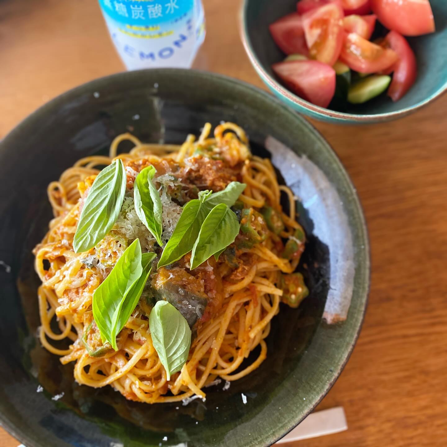 昨日はカイロ行って蕎麦屋行って昼飲みして、昼寝して起きて飲んで寝る、というダラダラと定休日を満喫。
本日はお店の残り物の肉だんごスパイストマト煮込みを、パスタソースに作り変えて、スパイストマトのリングイネ。
今日も絶対の予定はなし。さてどうしようかな。
