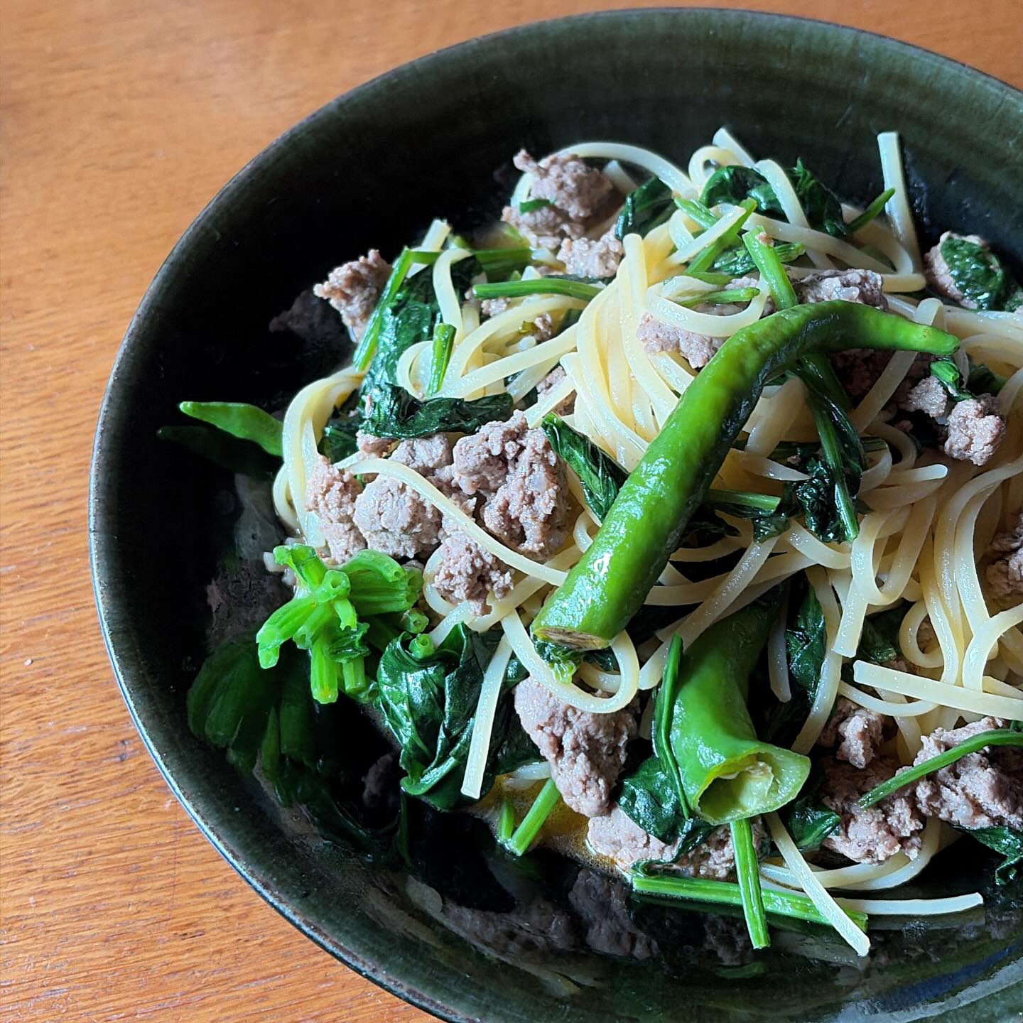 昨日はokayanの推しを招いての大宴会…16:00〜始まった宴はとどまることを知らず、ワタシはツマミを作り続け、okayanは酒をつぎまくる…で、料理の写真は一つも撮らず、ワタシは作り終えたところで眠くなり撃沈。okayanは朝起きてこられず、ワタシは自分のために、昨日からの流れで止まらないパスタ欲に忠実に、甘長唐辛子とほうれん草、ひき肉のリングイネ。
これから休日出勤して、かぼちゃプリン仕込むどー！ハロウィンデザート始めるよ！