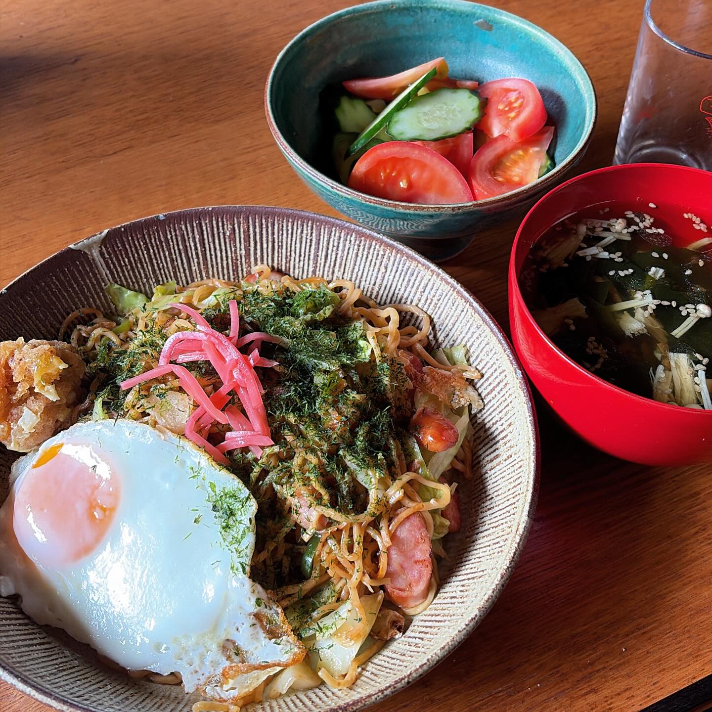 ツレアイokayan気合いの昼ごはん。
駅前のしゅんかしゅんかで買ってきた焼きそばに目玉焼きトッピング！わかめとえのきのスープに、トマトときゅうりのサラダ。お店で余って持ってきたトリカラもトッピング。
さあ、よき定休日を。