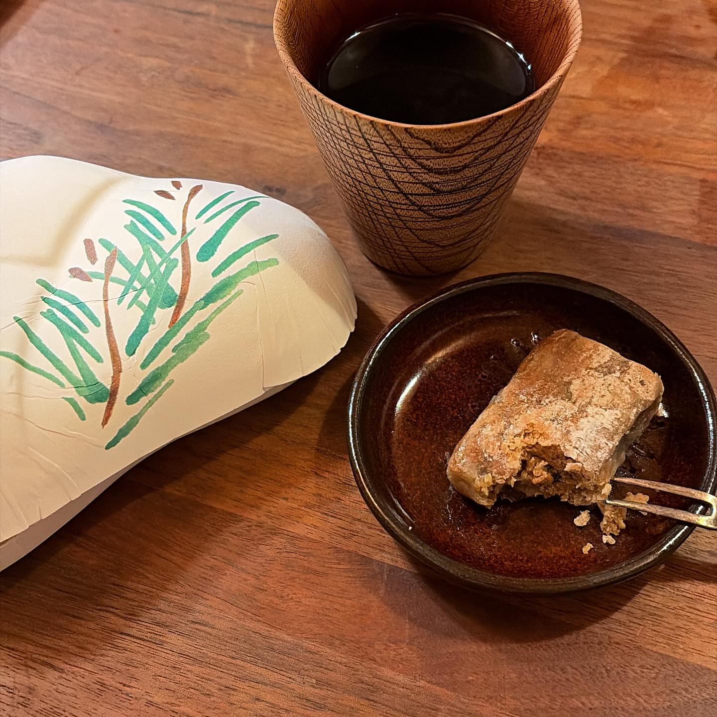 思い腰を上げて…!庭の掃除と剪定に乗り出したら、夏を越えた庭は信じられないほどの植物王国…お隣さんすいません、と思いながら伸びまくった蔦や木々を剪定、okayanは燃え尽きて和室に倒れ込み、ワタシはコーヒーを淹れる…まほろばさんのno.6が明るいお味で休みの日に飲むのにお気に入り。
一昨日お客さんで本当のグルメなHさんが差し入れてくれた、和久傳「くりの葛焼」をお供に…上品な美味しさ。旨みがギュッとしてて、なんか銀杏みたいな風味がする 笑 ちょっとまったりしよう。