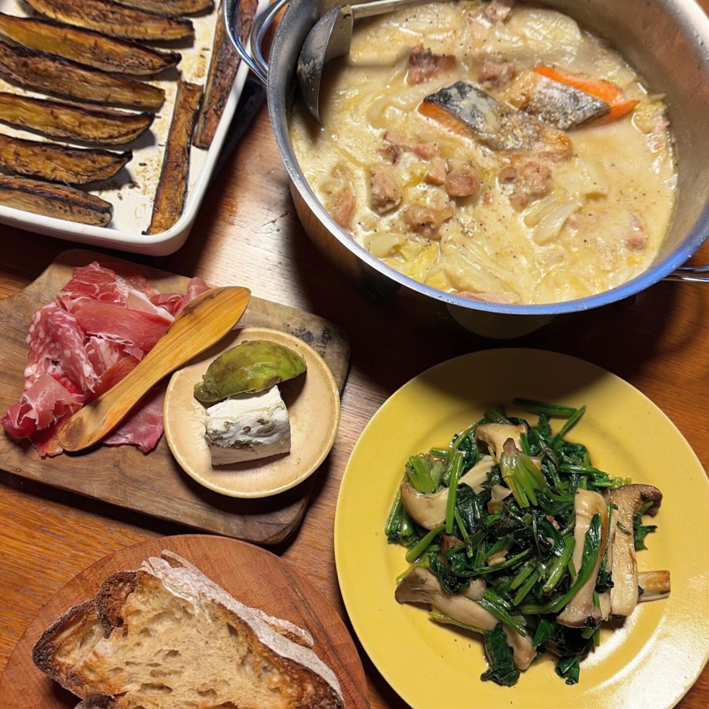 家を出ないぞ!というわけでなんとなく冷蔵庫にあったものをワインに合うように仕立てて晩酌。鶏と白菜のクリーム煮を作ったら冷凍庫から何故か焼き鮭が発見されて、後から入れてみた。ほうれん草とエリンギのバターソテー。干からびかけた茄子のクミンロースト。生ハムとサラミなど盛り合わせ。siroさんの醤油麹を使ったkuroを焼いて。