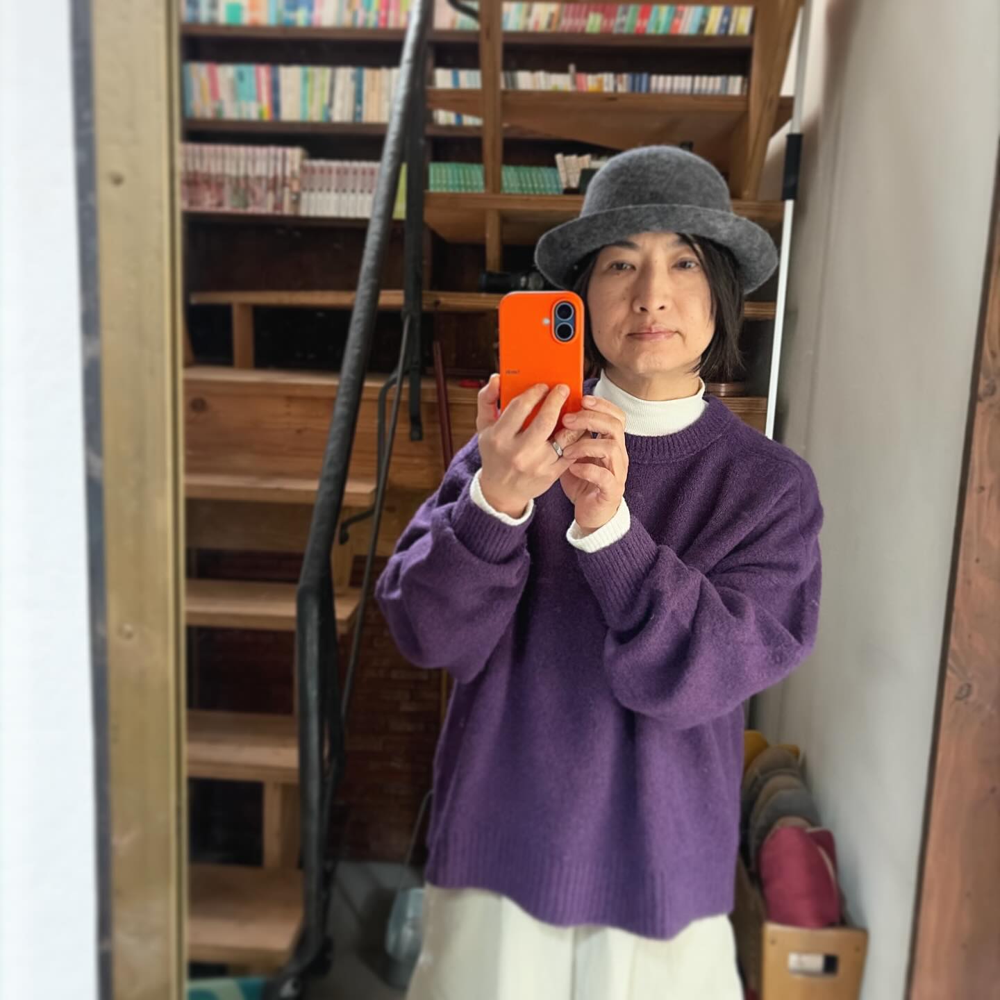 この秋のおニューのセーターを着てお墓参りに行くのである…帽子はokayanの山ほどあるコレクションから拝借。
母の命日が近いこの時期のお墓参りは定番。帰りにシャトレーゼと小山商店に寄るのが楽しみ。
しかし緊張感のある表情しとるな…おばさんは隠しきれん！