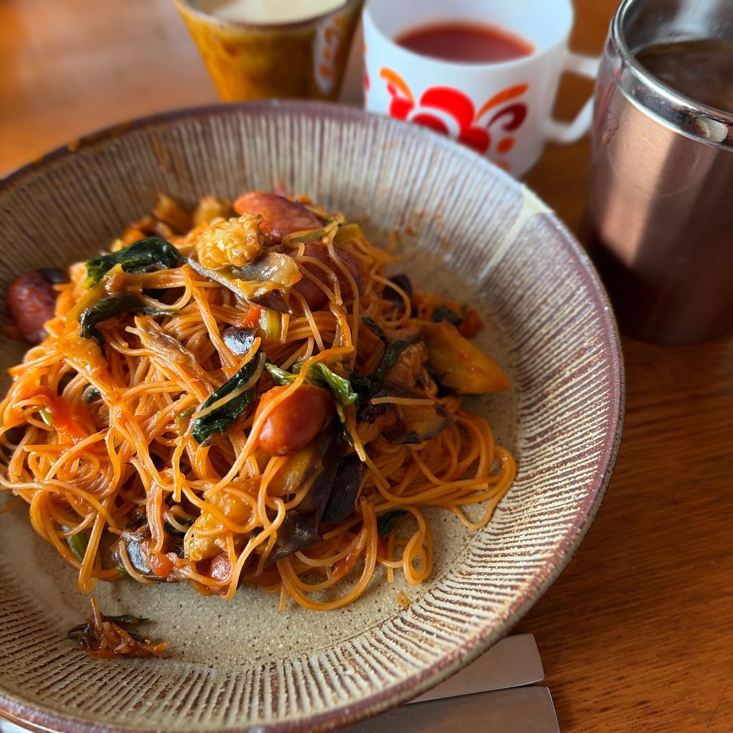 世の中的にも祝日、うちのお店も定休日。
いつも皆さんが働いている時に休む癖がついているので、人混みが元々苦手なのにさらに避けるようになってしまった。
というわけで本日は家に篭ります 笑
okayanのパスタ、サラダにしようと思って買ったカッペリーニしかなくて、細ーいトマトパスタ!