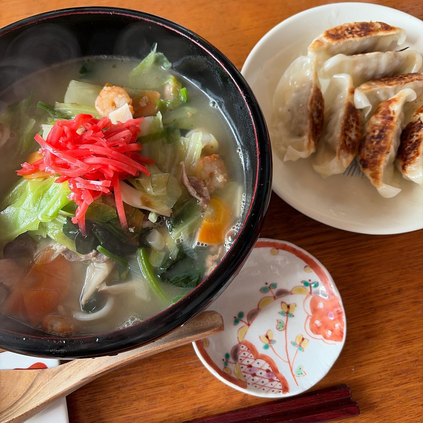 昨日の夜は仲良しの外国人のお客さんを家に迎えて、英会話レッスンと日本語レッスンを兼ねた飲み会…で、天ぷら祭り。スパークリングとワインを飲んで楽しい夕べでした。
今日は本格的にクリスマスディナーのメニューを考えねば…！とりあえずokayanの作ったちゃんぽん食べて、気合い入れるぞー