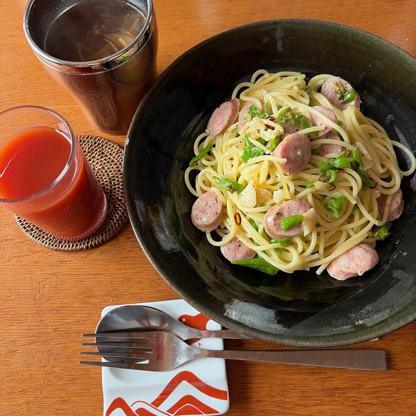 本日のokayan作・昼ごはん…シシトウとハーブソーセージのペペロンチーノ。トマトパスタが好きでそればかり作ってしまうから、他のパスタを作れるようになりたいと、熱心にYouTubeなど見ていたokayan、ペペロンチーノを上手に作りたいらしい。研究の甲斐あって美味しくできましたね！
