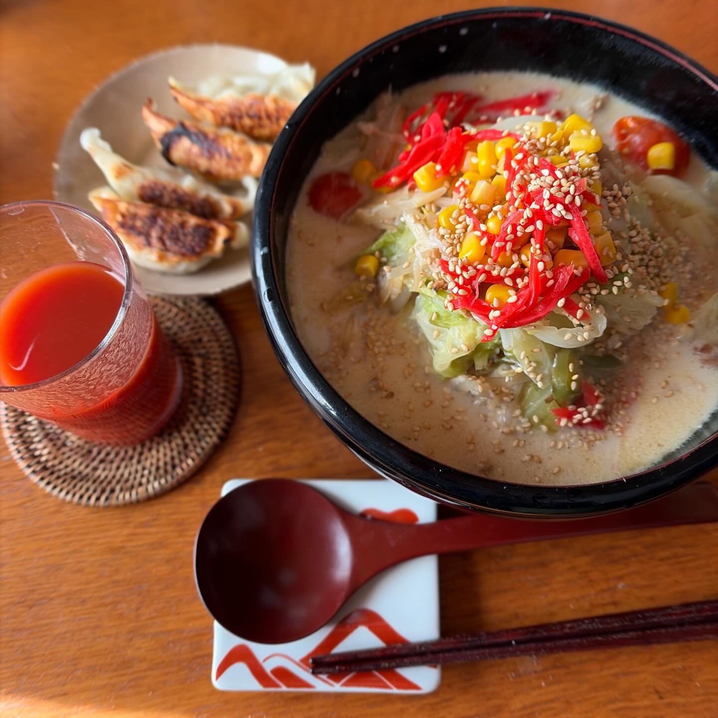午前中からウォーキングを兼ねて駅前まで行き、ロフトで来年のランチ計画用のスケジュール帳、カルディでスパークリングワイン、しゅんかしゅんかでアイスと野菜を買って帰ってきた。
風呂に入っている間にokayanが昼ごはんを作る…ちゃんぽんと冷凍ギョーザ。
腹一杯です！
さて午後は少し仕事かな。