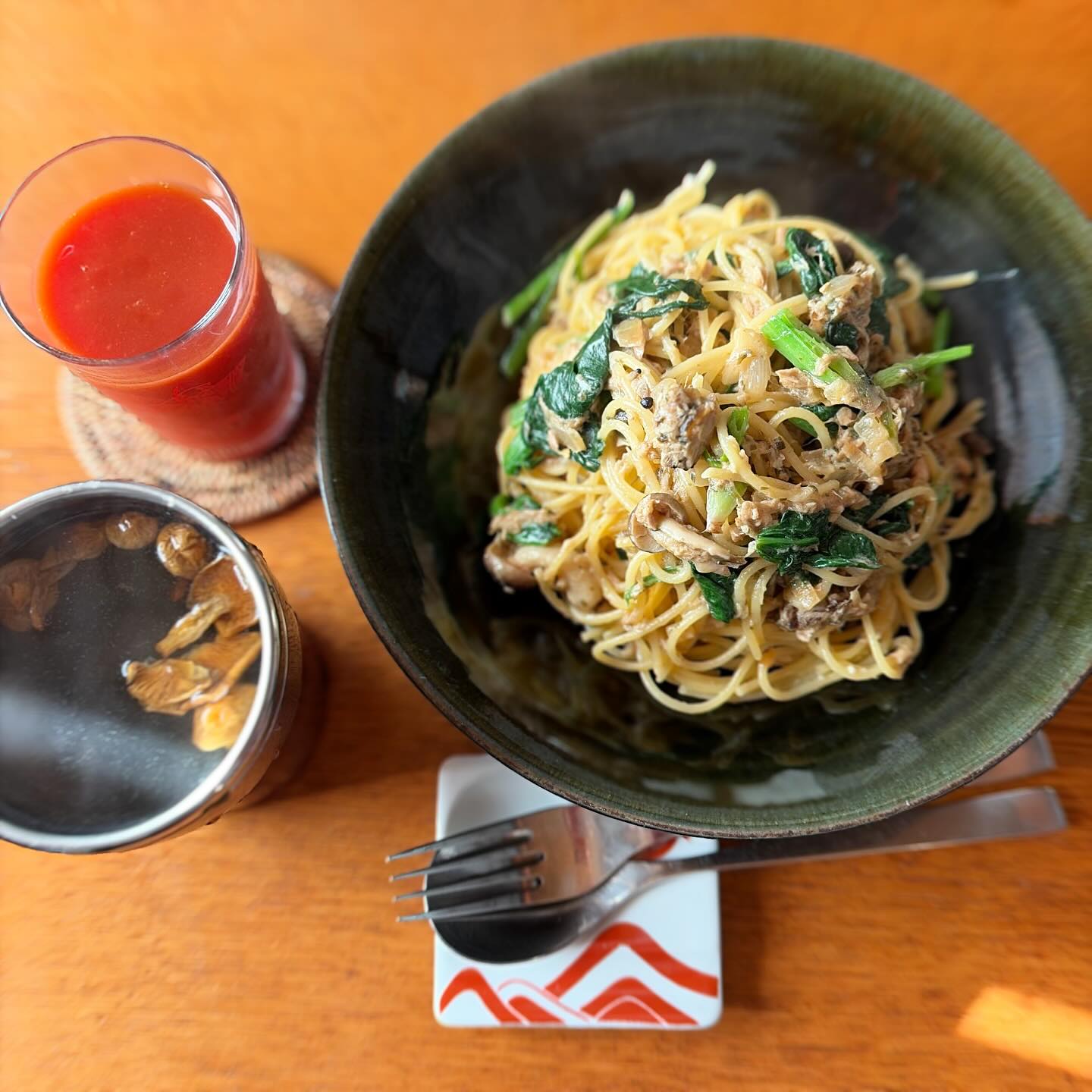 クリスマスディナーのメニューの発表も終わって、すこしプレッシャーから解放された定休日。次は年越しちょこもりの発表をせねば！
ツレアイokayanの作る休日昼ごはんシリーズは、麺しばりなんじゃないかというくらい毎回麺。まあすぐできるしね。今日はインスタで見たというツナマヨ塩昆布パスタ。ニンニクが効いていてガッツリ系、美味しいです。