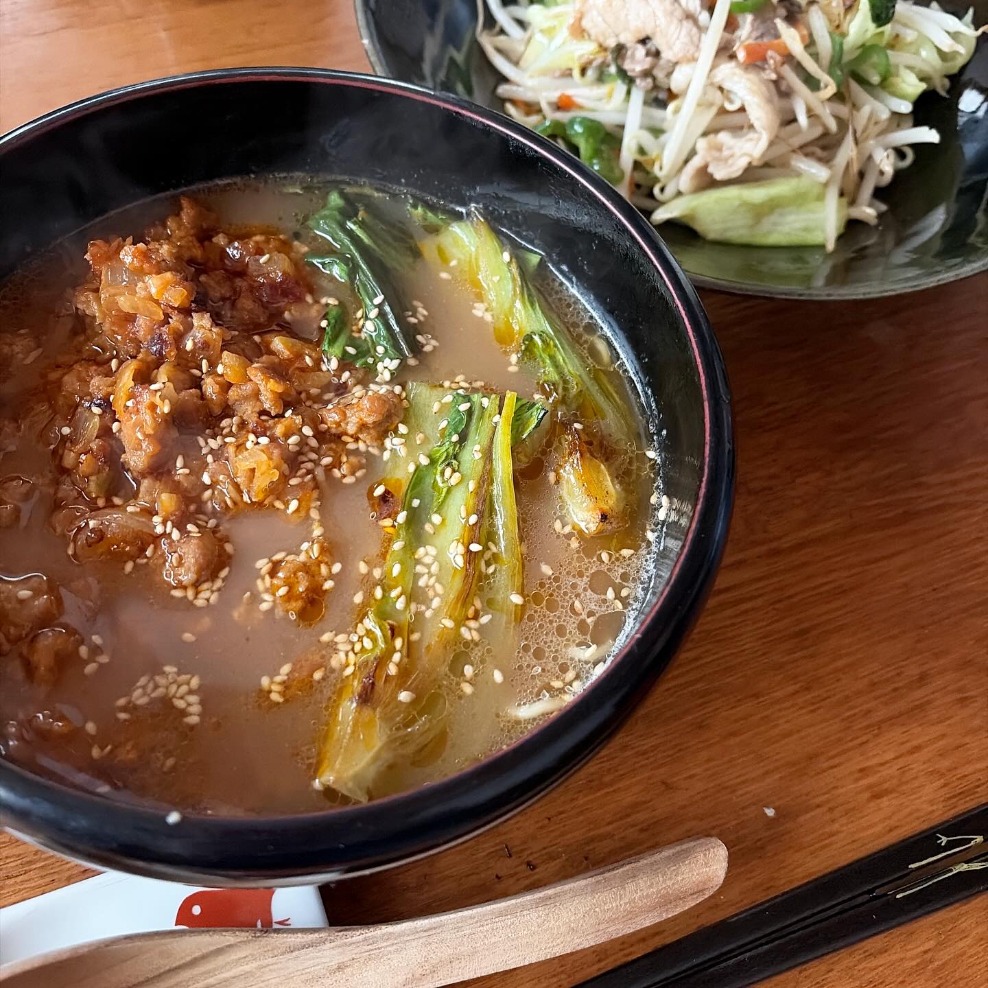 今日のツレアイokayan昼ごはんは、担々麺風ラーメン。広島瀬戸内麺というのをお取り寄せしたらしく、張り切って作っていた。担々麺の餡がなかなか凝っていて美味しい。野菜をたくさん入れて作ったらしい。よくがんばりました