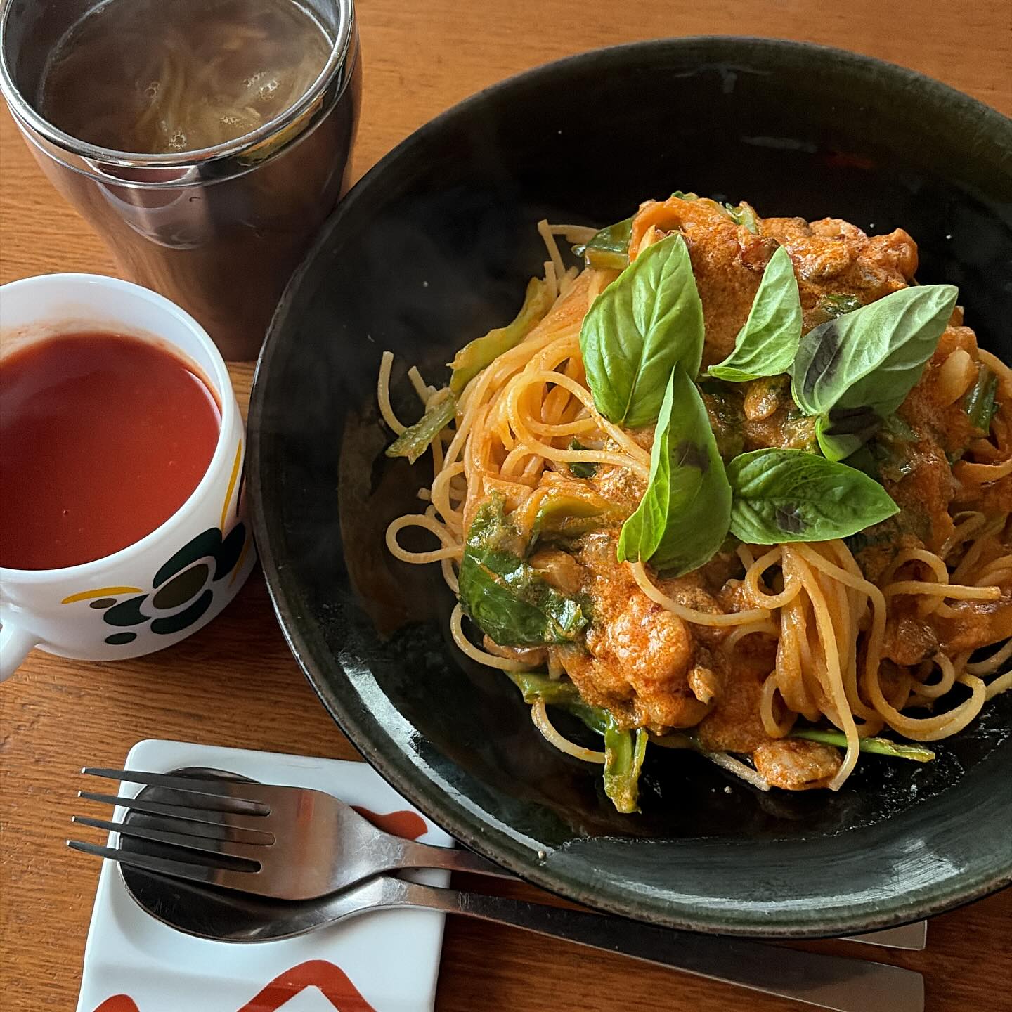 昨日の夜は吉祥寺のフレンチで豪華ディナー。クリスマスディナーに向けてやる気を出すための自分へのご褒美。信頼できるお客さんに聞いたお店なので安心…お味の方も派手さはないけど着実な美味しさで好感が持てるお店でした。
本日はokayanが「ちょっと頑張っちゃた」というキャベツと魚介のトマトクリームパスタ。わーい、私トマトクリーム好きなんだ。
午後には高松メディカルクリニックに行って市民検診の結果発表。そしてあとはクリスマスディナーの企画を練り上げるぞ。