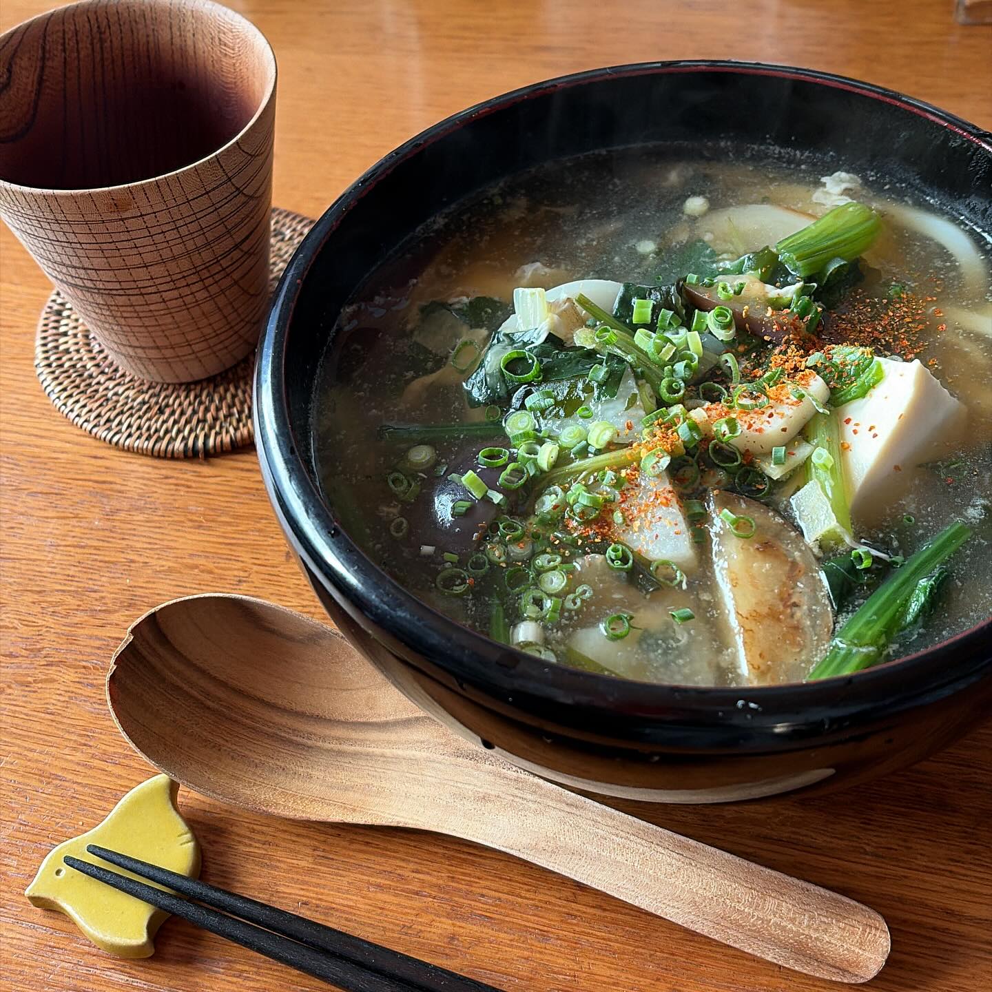 秋休み明けの週末はランチ大盛況、夜もなかなかで休み明けのリハビリにはスパルタめ。ありがとうございます
本日は夜に急遽美味しいものを食べに行くことにしたので、昼はスルスルっと食べられる、okayanのあんかけうどん。
豆腐とカブ、お客さんＯさんにいただいた長芋、茄子卵、ワカメ入り。常にちょっと中華の要素を入れたがるokayanシェフ。