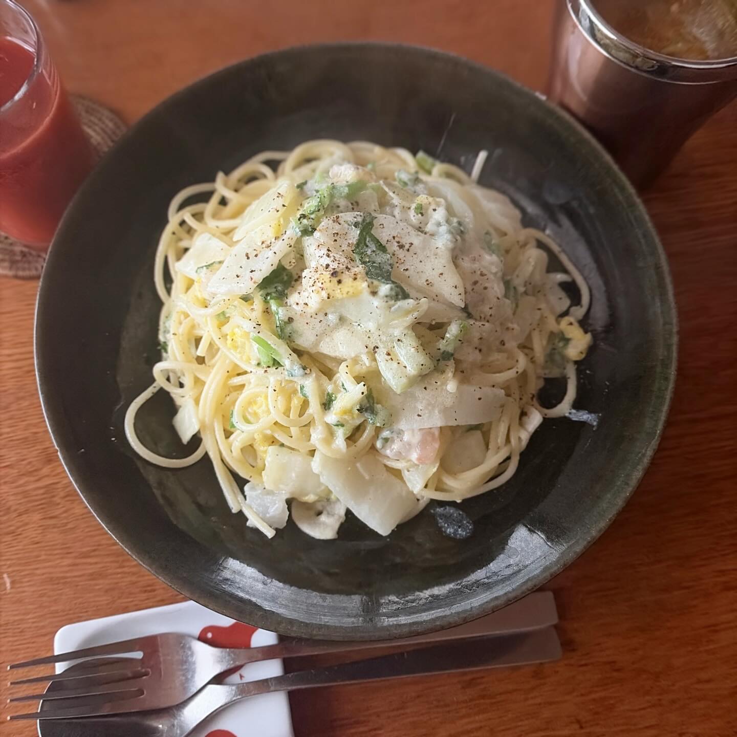 久しぶりのミヤザキパスタ。とは言ってもツレアイokayanの完全リクエストにより、カブと白菜と魚介のチーズクリームソース。我ながら美味しくできました。カブの食感を残すのがこだわりです。
今年はもう完全なお休みはないと思って走り抜ける。今日もクリスマスディナーの仕込みで休日出勤。