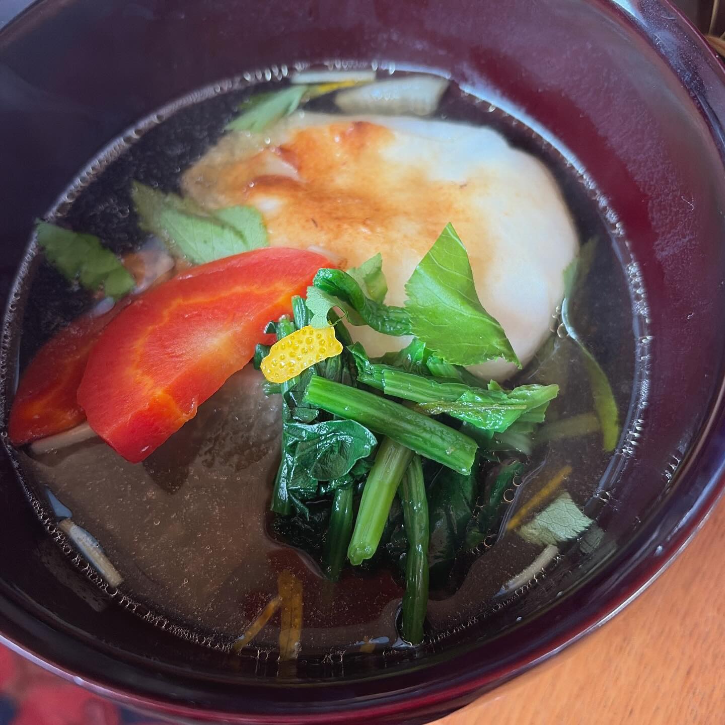 明けましておめでとうございます！
今年もよろしくお願いします。

30日に仕事を納めてから、31日は妹一家が里帰りして来るのを迎える準備で掃除して買い物行って布団干しておせち的なもの詰めてタコパの準備してトリカラあげまくって紅白見て年が明けました。
今年はちょっと頑張ってお正月のご馳走を用意。大家さんヒロヤショップで限定発売されるカニ！黒豆とごまめと栗の甘露煮。年越しちょこもりと同じメニューは、牛肉の塩麹漬け焼き、塩麹レモンローストチキン、ブリと蓮根の揚げ漬け、鮭の西京漬焼き、かぼちゃのスパイスマリネ、ブロッコリーとセロリのわさびあえ、大根のゆず醤油漬け、イカとタコの台湾風香味だれ、里芋のねぎ味噌田楽、千草玉子焼き。牛肉と茄子の柚香漬けは年末の残り物。ブリのアラ煮はブリの揚げ漬けで使ったブリのアラ。お雑煮は関東風だけど、お餅はokayanのお母さんから送られて来る、山口の美味しい丸餅。
やってやったどー！と思うけど、なんだかんだトリカラとカニが1番喜ばれる気がするこの現実また来年は作戦を考えよう。