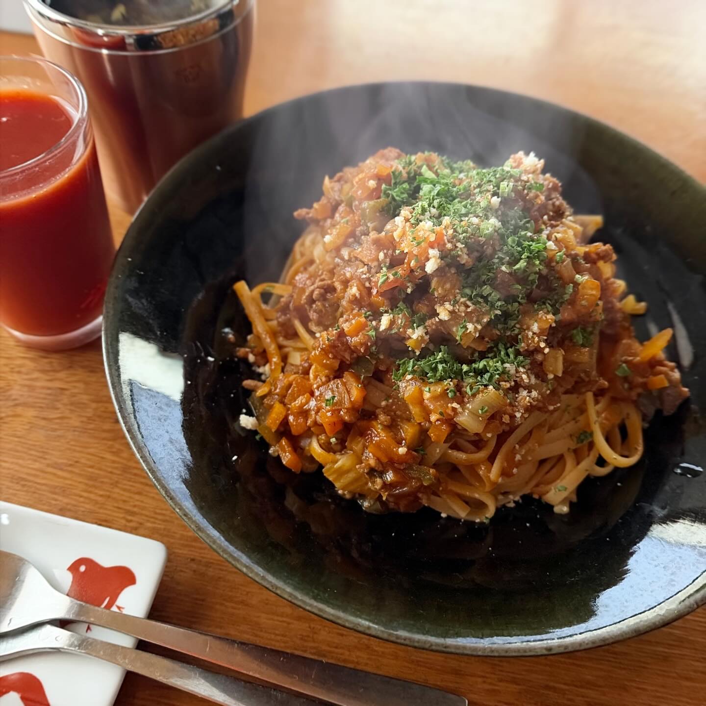 寒い定休日、okayan渾身のミートソースのスパゲッティ。セロリと人参、玉ねぎピーマン、ニンニクに合挽き肉。野菜たっぷりのヘルシーミートソース、旨し。