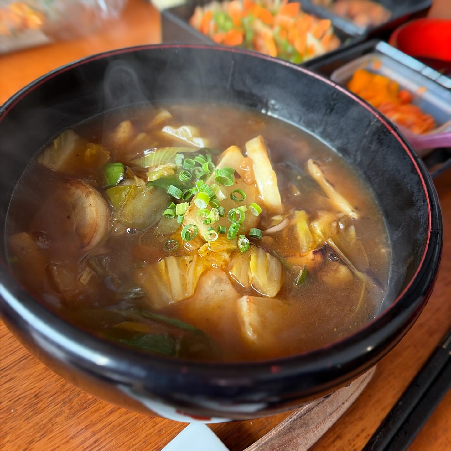 昨日は歩いて駅前まで行って、10年以上ぶりくらいでユニクロに足を踏み入れた。そして通勤用にザクザク着れるよう、メリノウール のセーターと、安くなってたカシミアのセーターを購入。たまには良いもんだ。
okayan渾身のカレー南蛮そば。焼いたかぶとネギ、白菜まで入って良い感じ。ちょっとつまみも出して、蕎麦屋気分で一杯だけ飲もうかね。