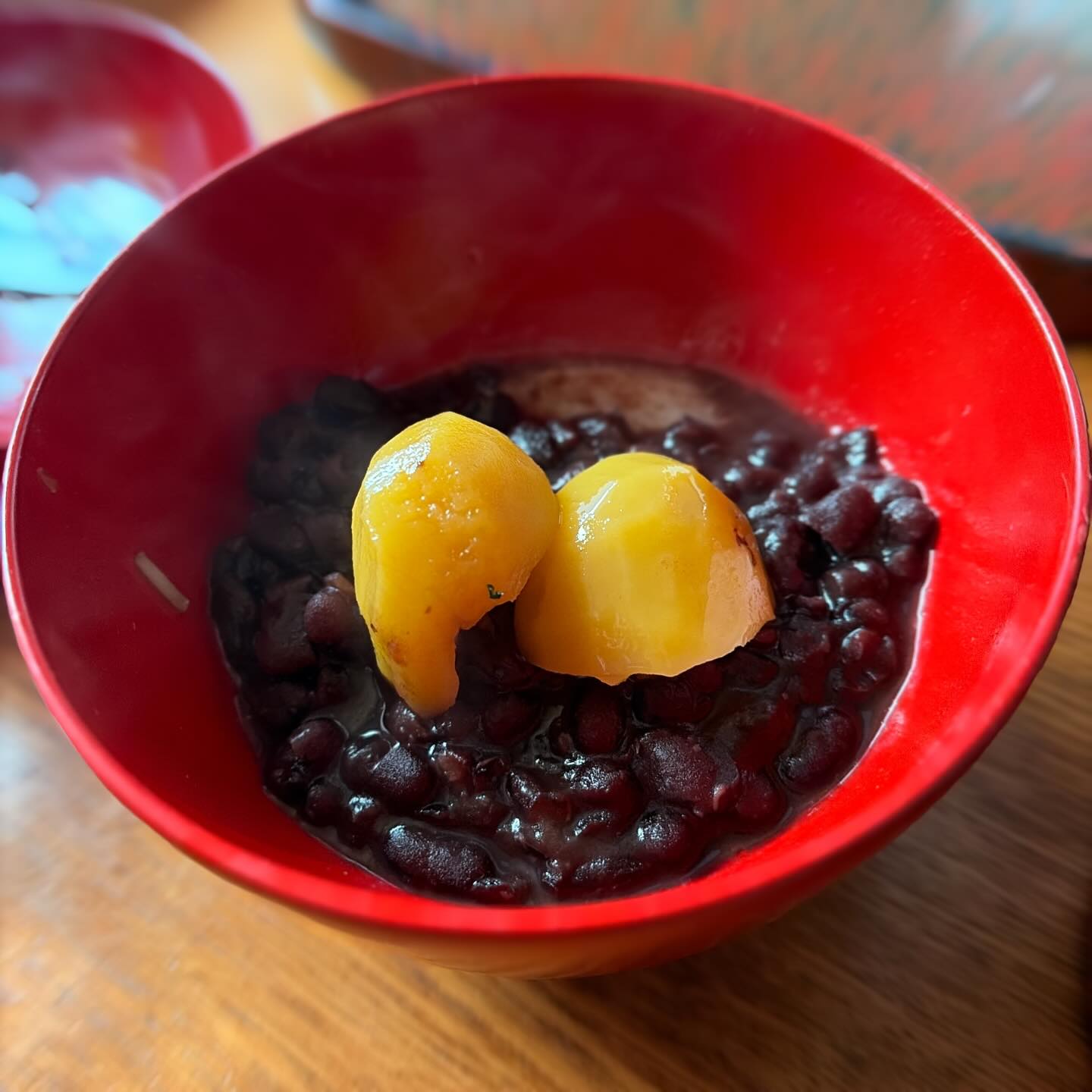 山口のお母さんから送られてきた丸餅を水から茹でて、ヒロヤショップのお母さんの煮た栗の甘露煮と、自分で炊いたあんこをゆるくしてあっためて、栗入りぜんざい。
つまみにもなる。