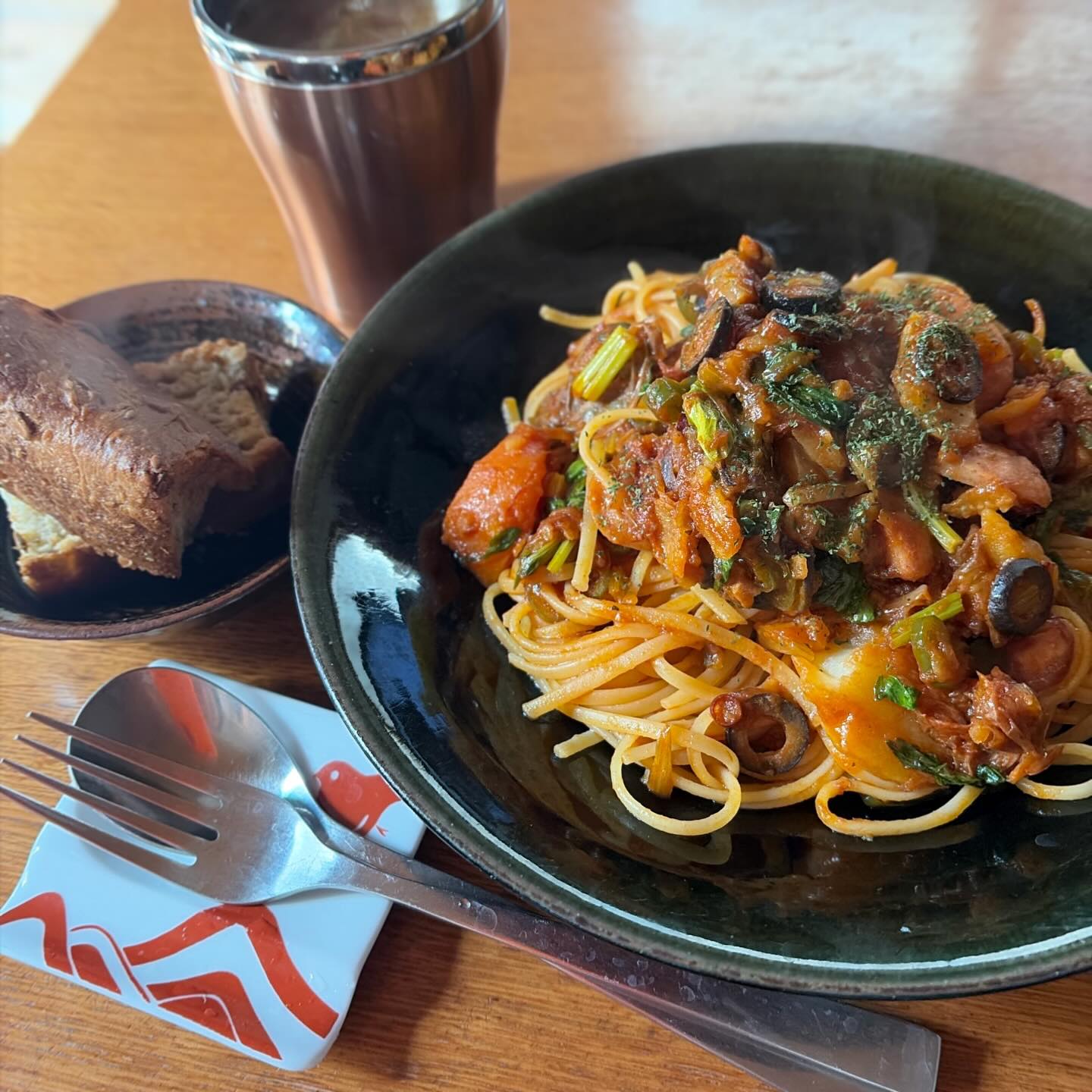 春休みで3連休。okayanがずっと作りたがっていたのはトマトパスタ。で、「2種のソーセージとたっぷりセロリ、黒オリーブのナポリタン風パスタ」ということで気合の入ってますね。