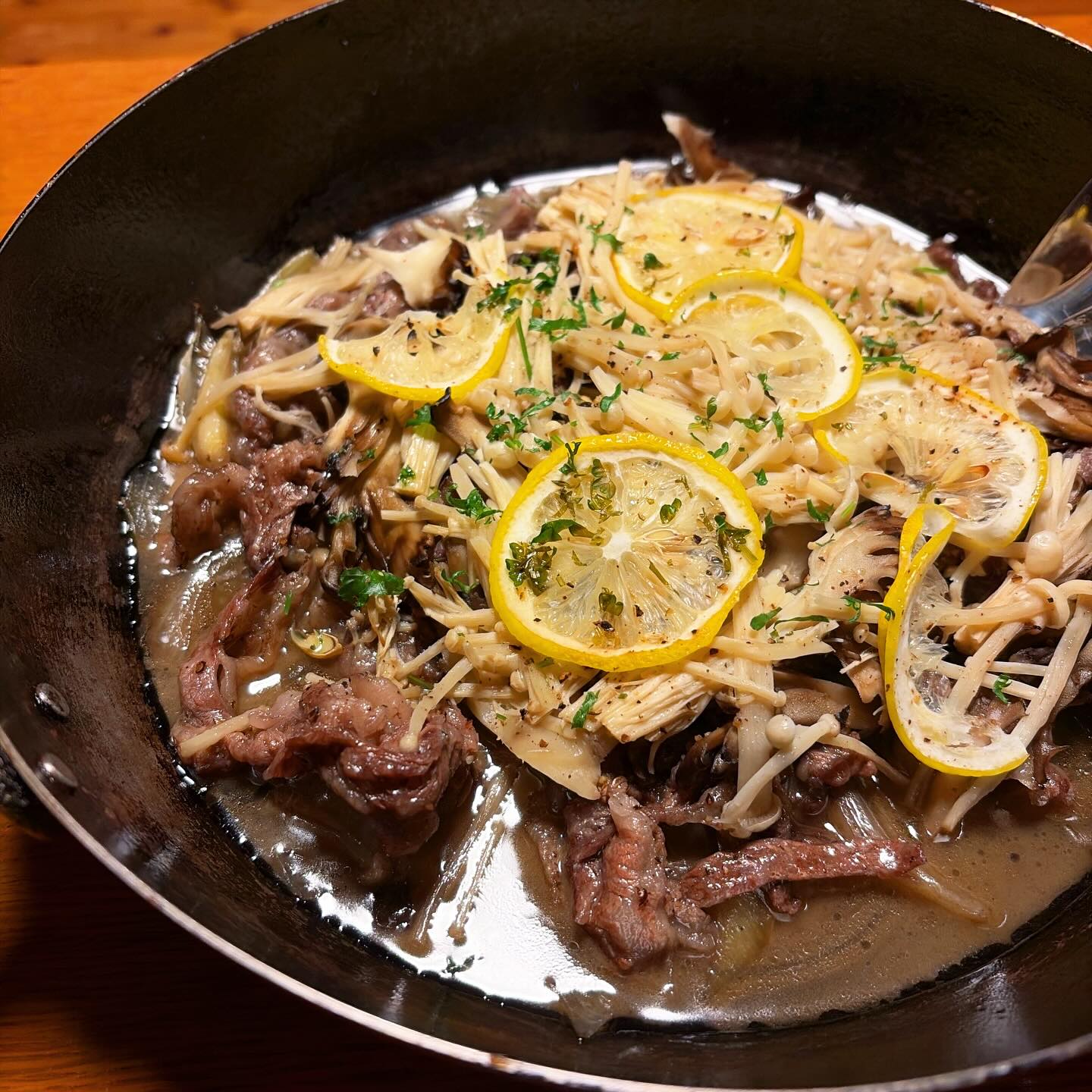 春休み3連休が終わる…okayanは確定申告終わった！ということで晩酌も心置きなく。
試作？を兼ねた牛肉ときのこのレモンバター蒸し。ネギと花山椒のやっこなど。