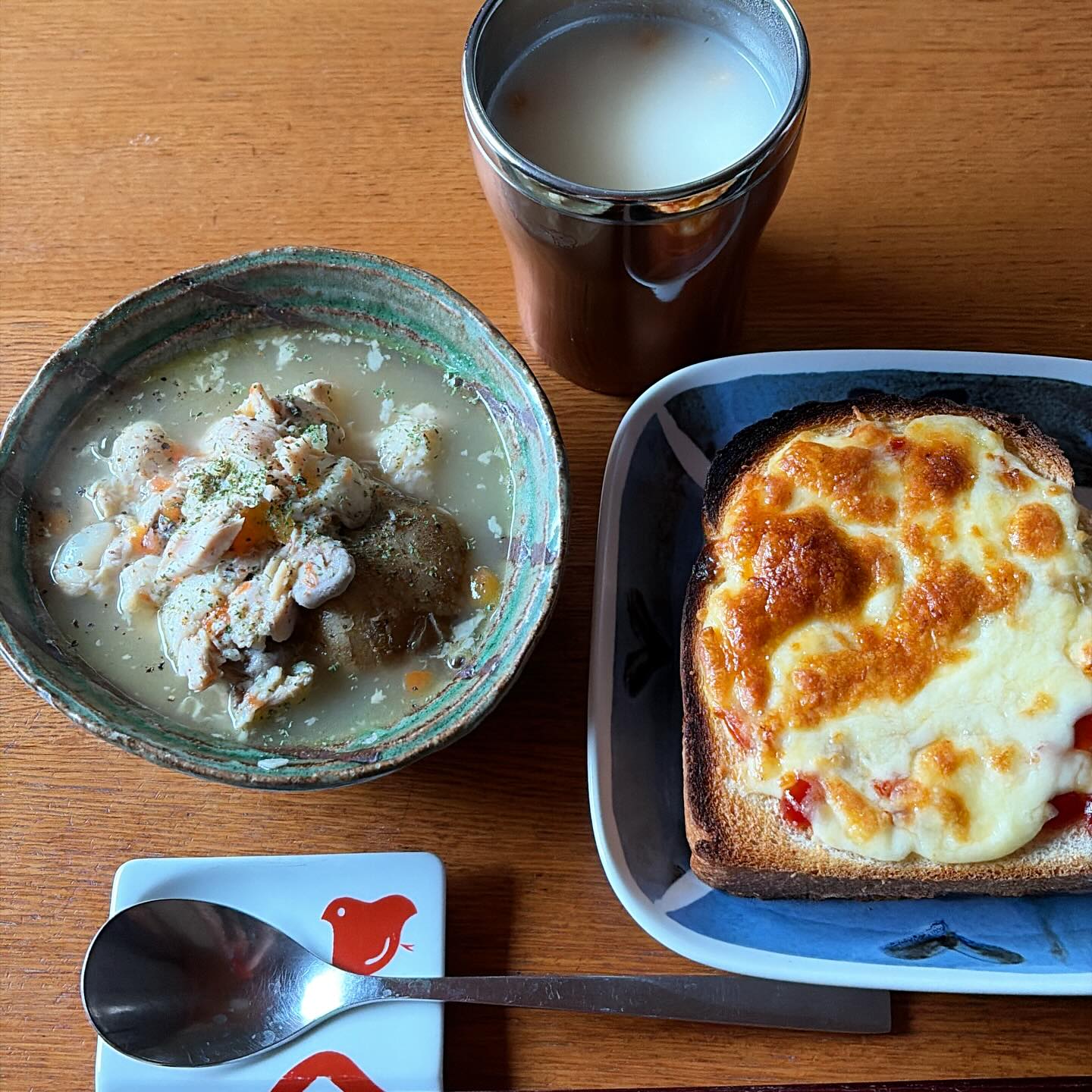 朝ごはんみたいな、昼ごはん。
ひなまつりちょこもり、手巻き寿司握りまくってノンストップ走り切ったー！　からの本日の夜はご褒美ディナーを予定してるので、昼はあくまで軽く、お店の残りの塩鶏じゃがと、チーズトースト、インスタントのポタージュ。