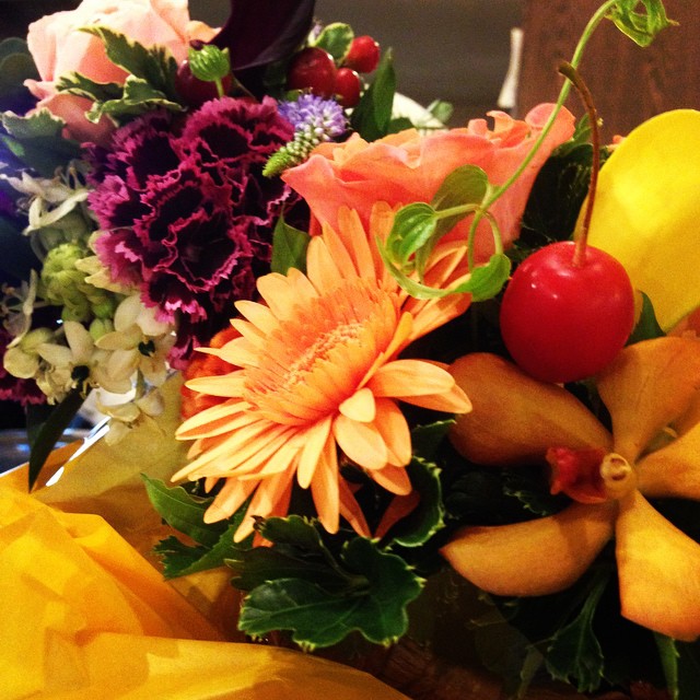 一昨日の19日、店長でツレアイのミヤザキのお誕生日、そしてワタクシドモオーナー夫婦の入籍記念日にといただいたお花。ありがとうございます。（お）