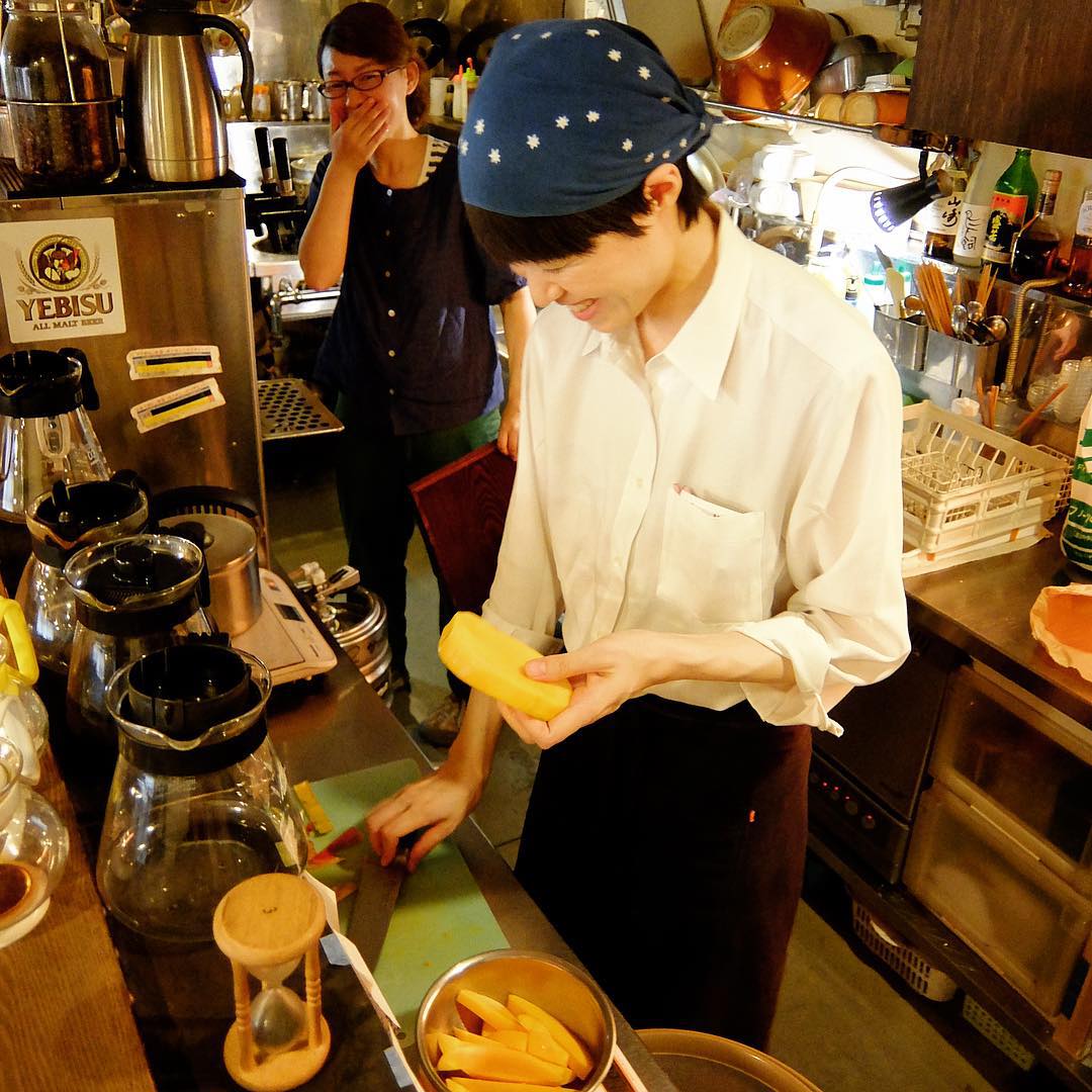 賄いの片付けものをしたウメさん…沼田さん、それ…って、あー、この形状だとマンゴーには見えないね、黄色いイカみたいだねと（苦笑）、いやいや雨の木曜日、新作アイスクリームの仕込みに余念のない沼田さんです！おいしいのよろしく！（笑）（お）