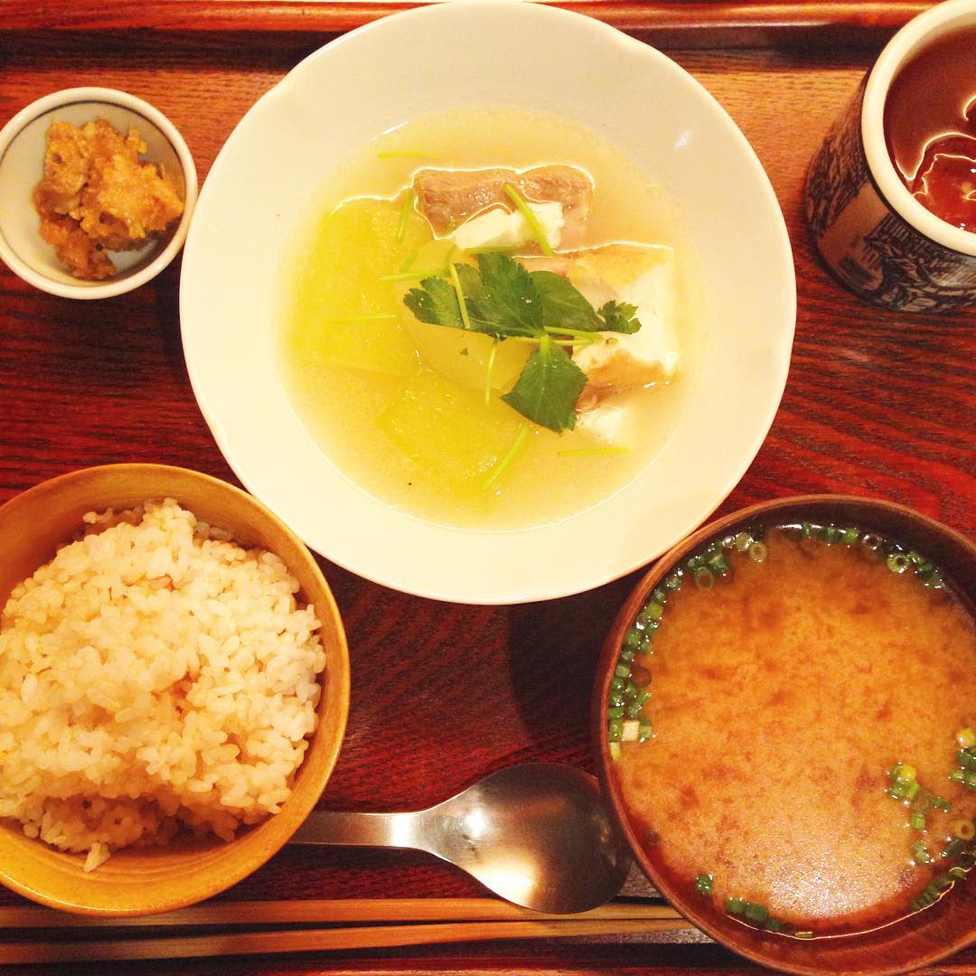 今日のまかないは、塩豚と冬瓜の煮物とあんだんすー（沖縄の肉味噌）です！煮物はナンプラー風味のあっさり塩味で、豚肉の旨味が冬瓜や厚揚げに染みていてほっとする味わいです。
あんだんすーは、豚肉の脂身や泡盛で作られる肉味噌なんですが、とにかくご飯に合う！ってことでいつもよりご飯多めに盛っちゃいました〜*（^o^）/*もちろん日本酒なんかにもバッチリ合いますよ！食いしん坊にも飲んべえにもオススメの一品です！（コジ）