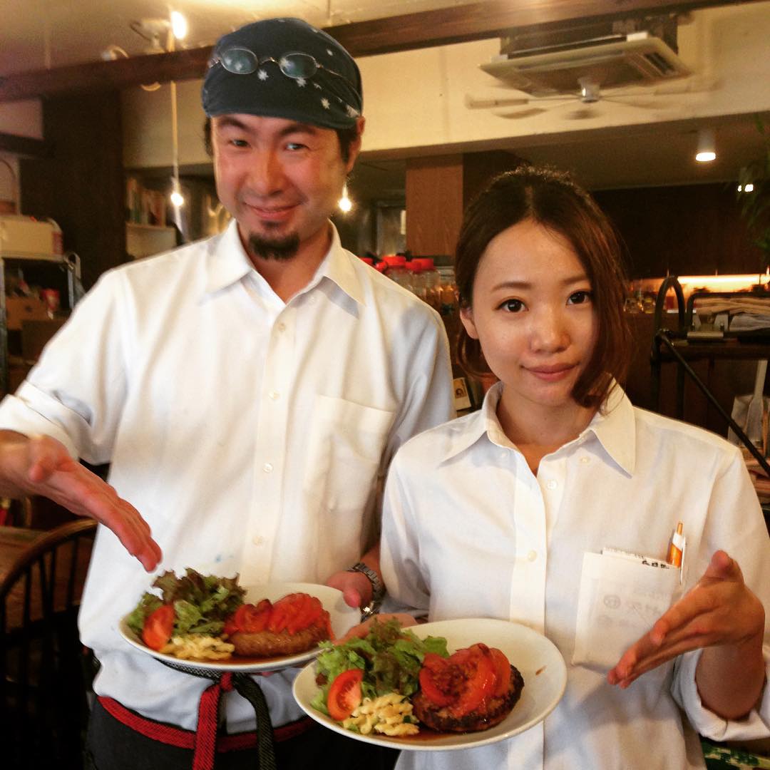 今週末までですよ皆さん！という2人です。夏限定トマトハンバーグ、カツカレーが今週末で終了です。みなさん食べ逃しなく！（うめ）