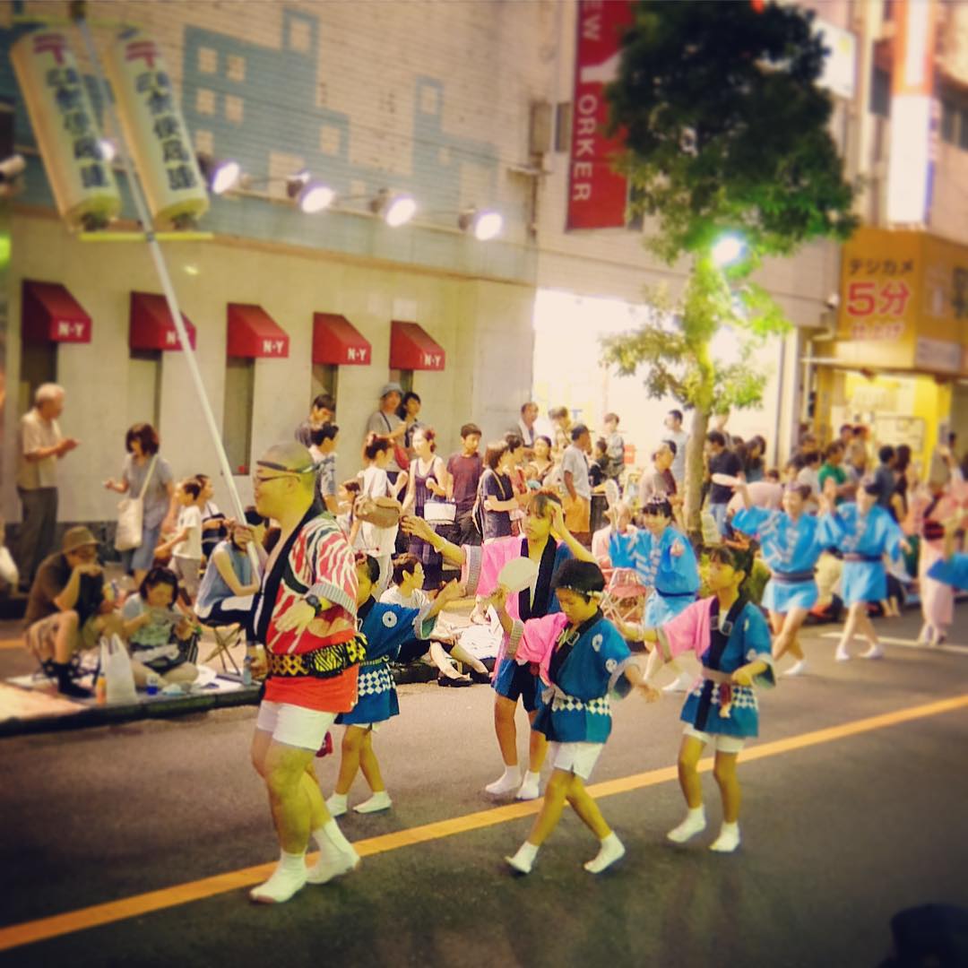 ヤットサー！ヤットサー！三鷹阿波踊りも二日目の日曜日！今夜もこども踊りがサクレツだい！ヤットサー！ヤットサー！（笑）（お）