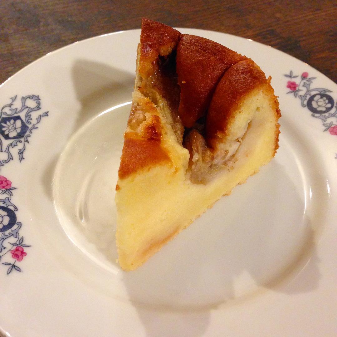 みなさん、お待ちかねの「フレッシュイチジクのケーキ」本日よりお出ししてますよ〜今が旬！フレッシュなイチジクが出回る時季だけの、し〜〜っとり美味しいケーキです。去年、2回も買って帰ったのは私です…（笑）（ぬ）