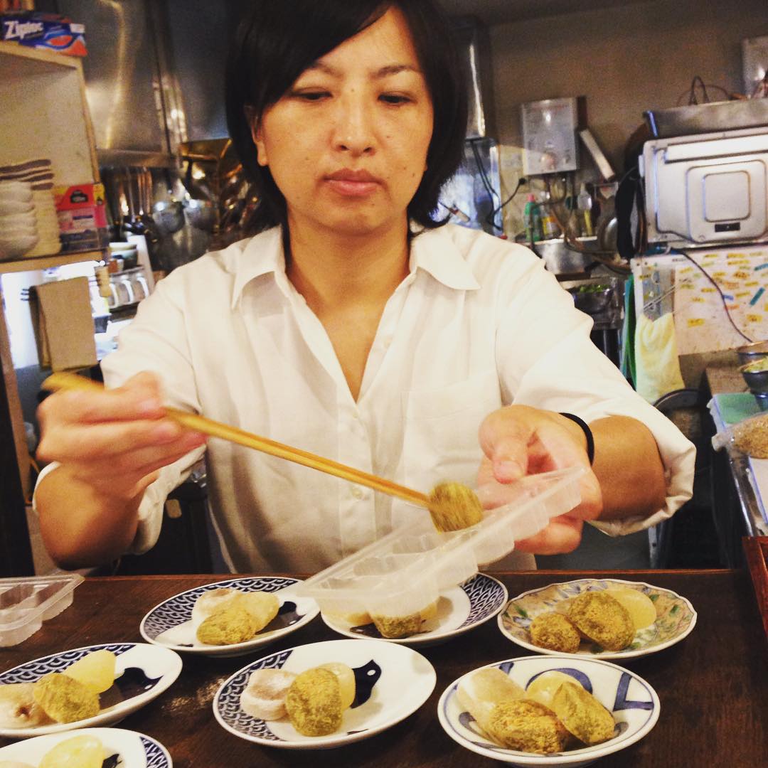 吉野さん、能登のお土産ありがとうございます。羽二重餅ってパクパク食べられますね。確かに絹のようななめらかさでした。ごちそうさまです（^-^）（うめ）