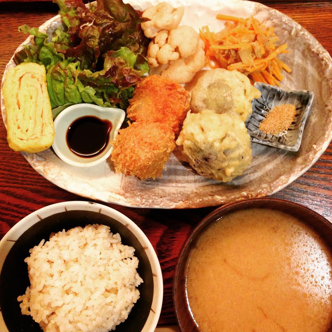 今日のまかないは、「水茄子のはさみ揚げ・生ハム里芋フライ」が主役のちょこもりです！コロコロと見た目もかわいいです（^-^）はさみ揚げは水茄子なので、噛んだ瞬間にじゅわっと瑞々しい！生ハム里芋フライは、里芋を生ハムで巻いたシンプルな一品。里芋のねっとり感と生ハムの旨味が溶け合って思った以上に濃厚な味わいです。今日もごちそうさまでした〜（*^o^*）（コジ）