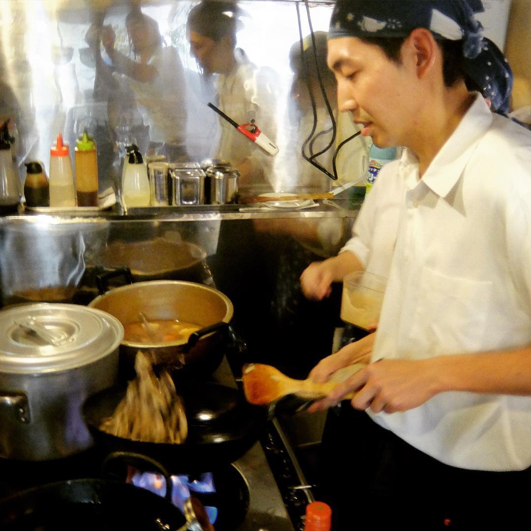 キッチンスタッフのナベさん、店長ミヤザキの指導のもと、きのこのサラダ用のしめじをフランベ…って中華鍋を煽るのがだんだん楽しくなってきてないかい？（笑）…奥のステンに写真を撮るワタクシがほんのり写ってますな（苦笑）。（お）